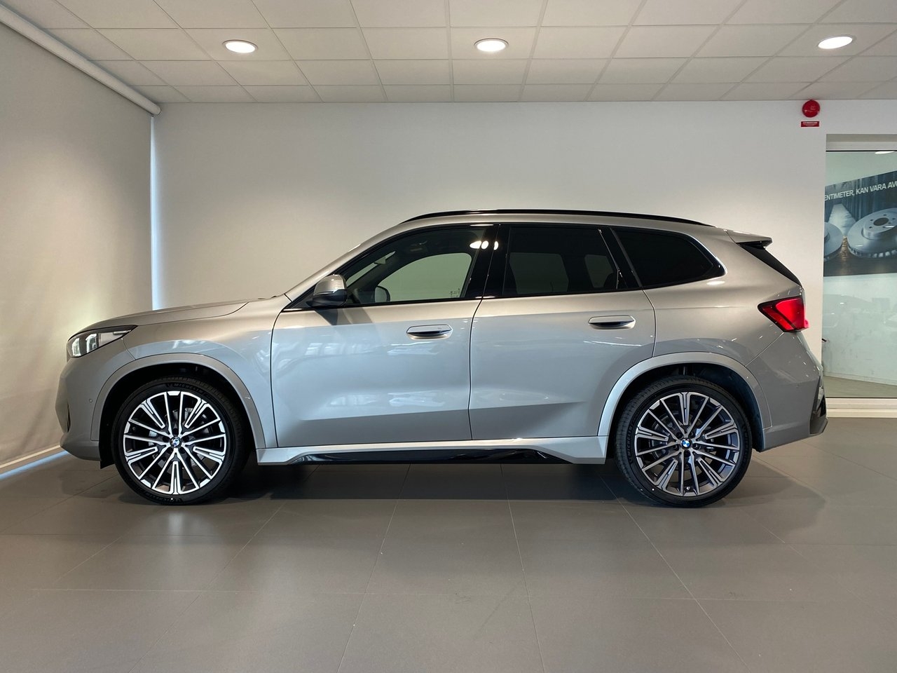 BMW iX1 20 M Sport 2027, bild 2/10