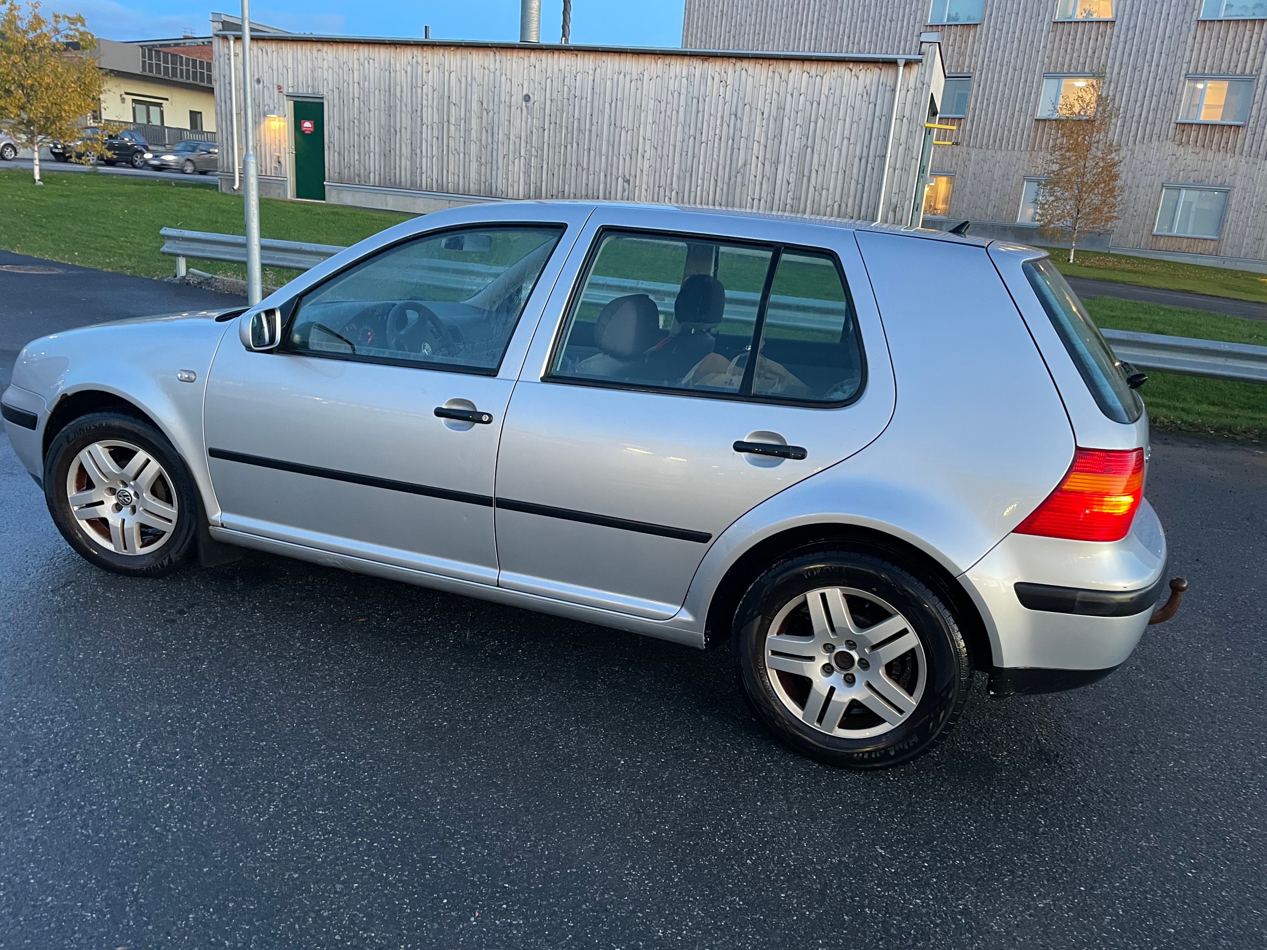 Volkswagen Golf 1.6 2003, bild 2/4
