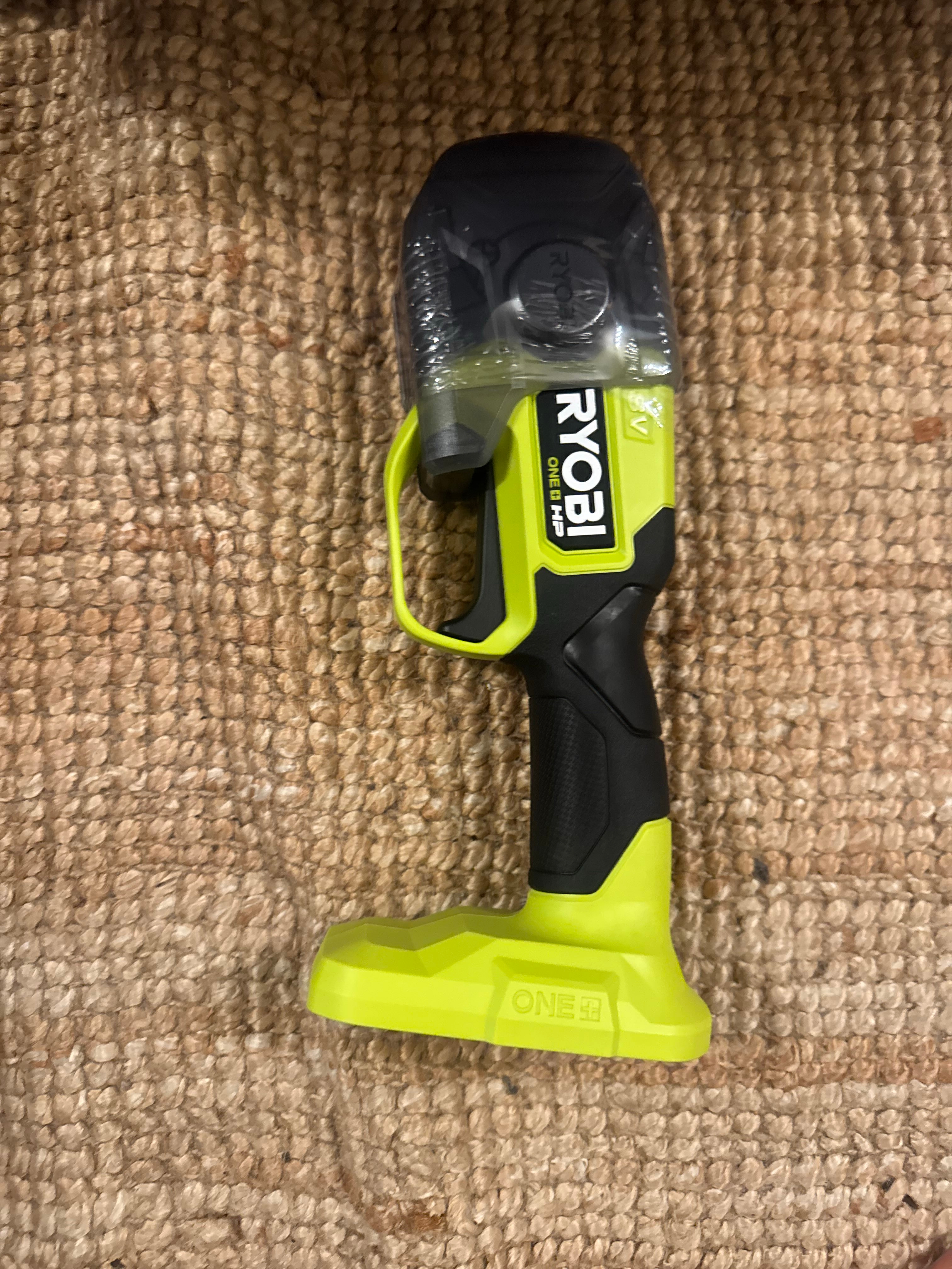 Oanvänd ryobi eldriven sekatör ry18scxa