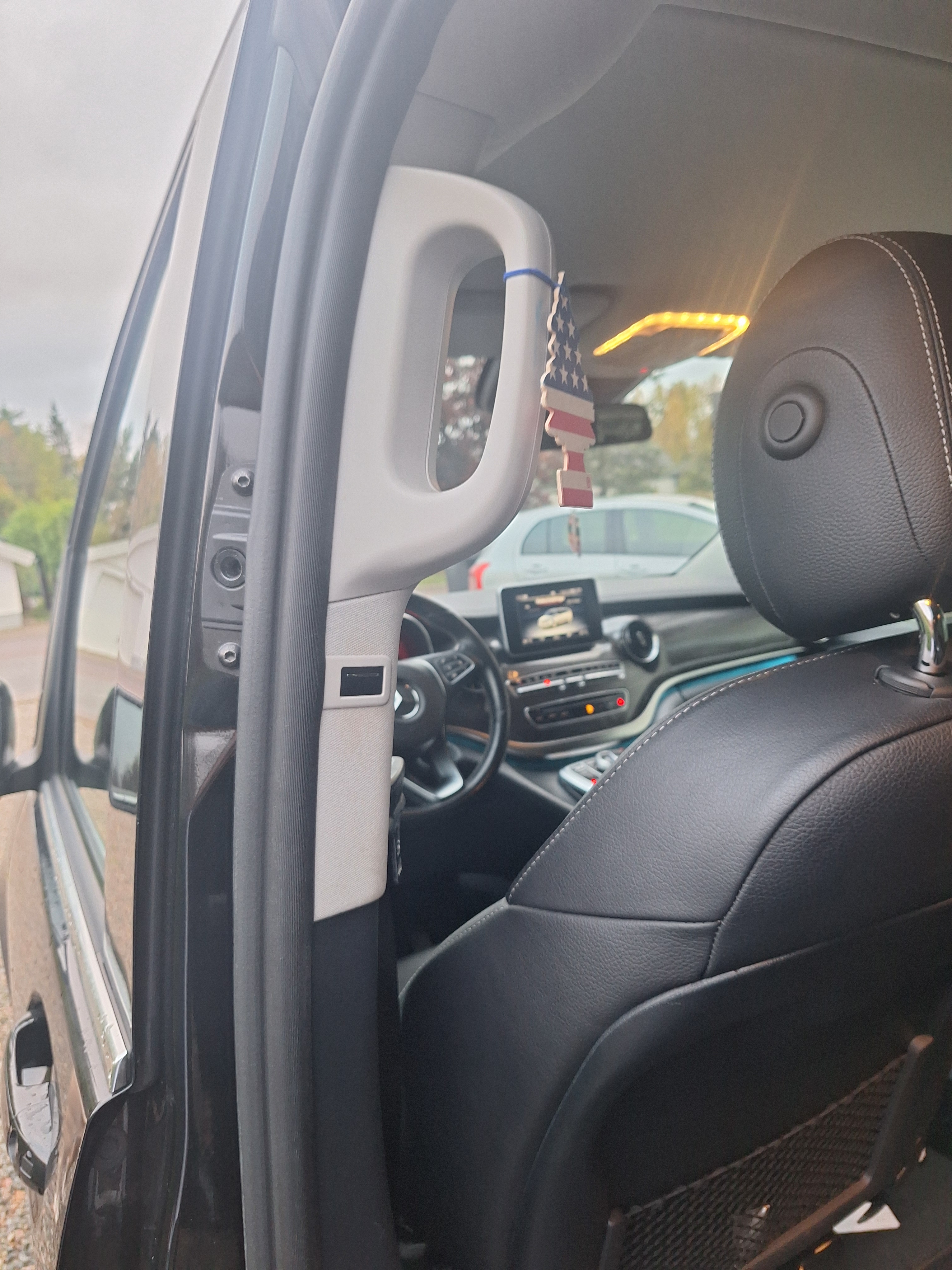 Mercedes-Benz V 300 d 3.1t 2.0 9G-Tronic 2020, bild 6/10