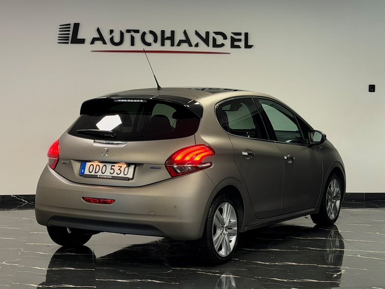 Peugeot 208 1.2 PureTech 82 2016, photo 6/10