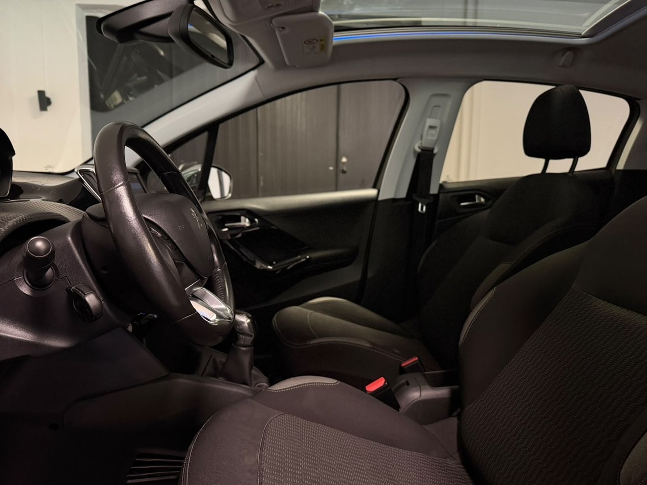 Peugeot 208 1.2 PureTech 82 2016, photo 7/10