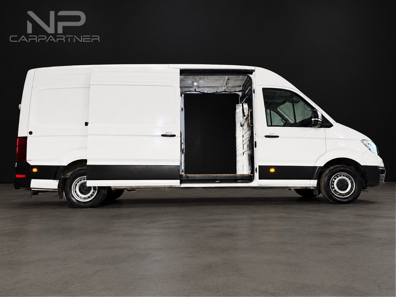 Volkswagen Crafter 35 2.0 TDI 2023, photo 2/10