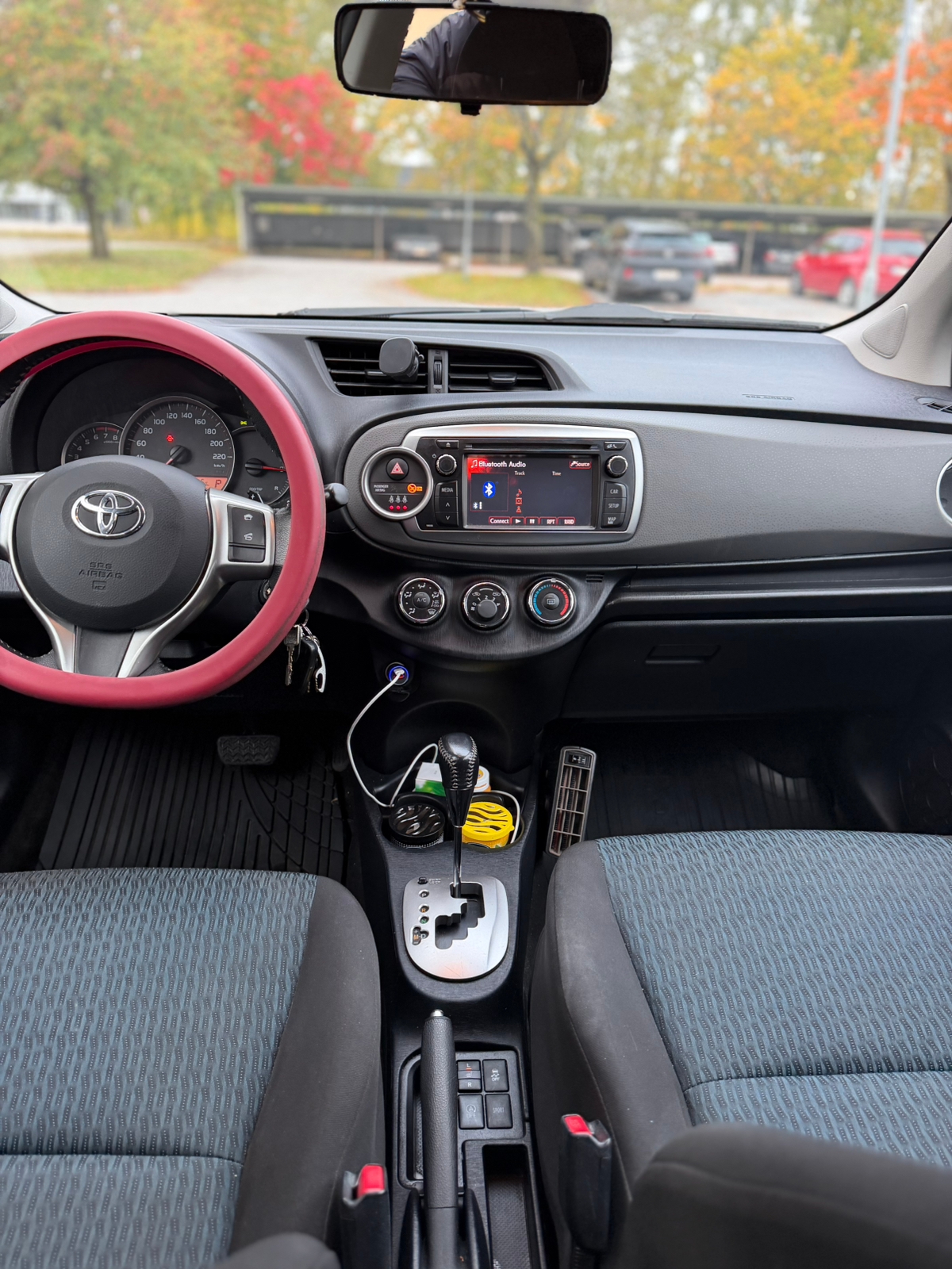Toyota Yaris 2012, bild 7/8