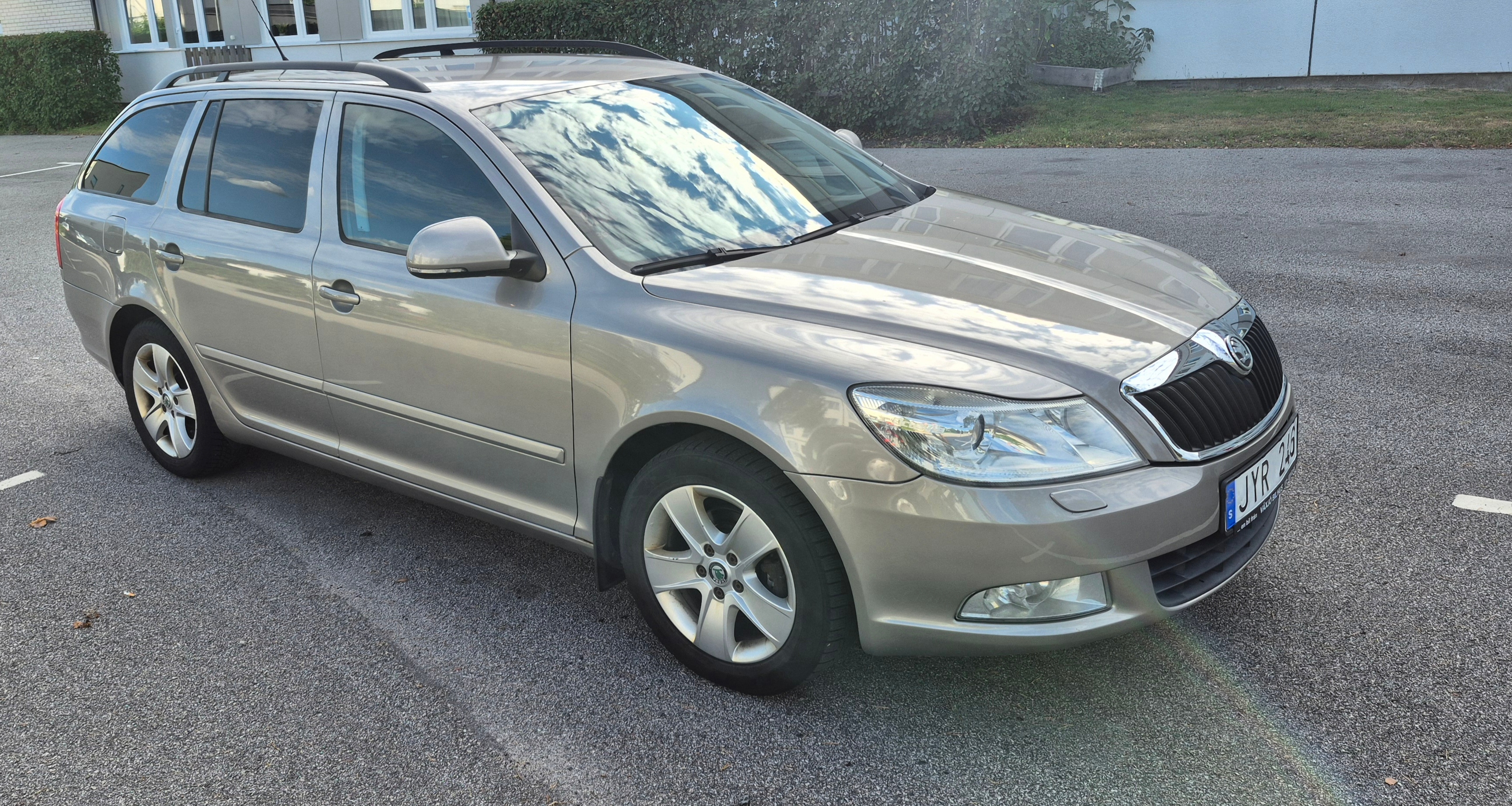 Skoda Octavia 2010, bild 2/6