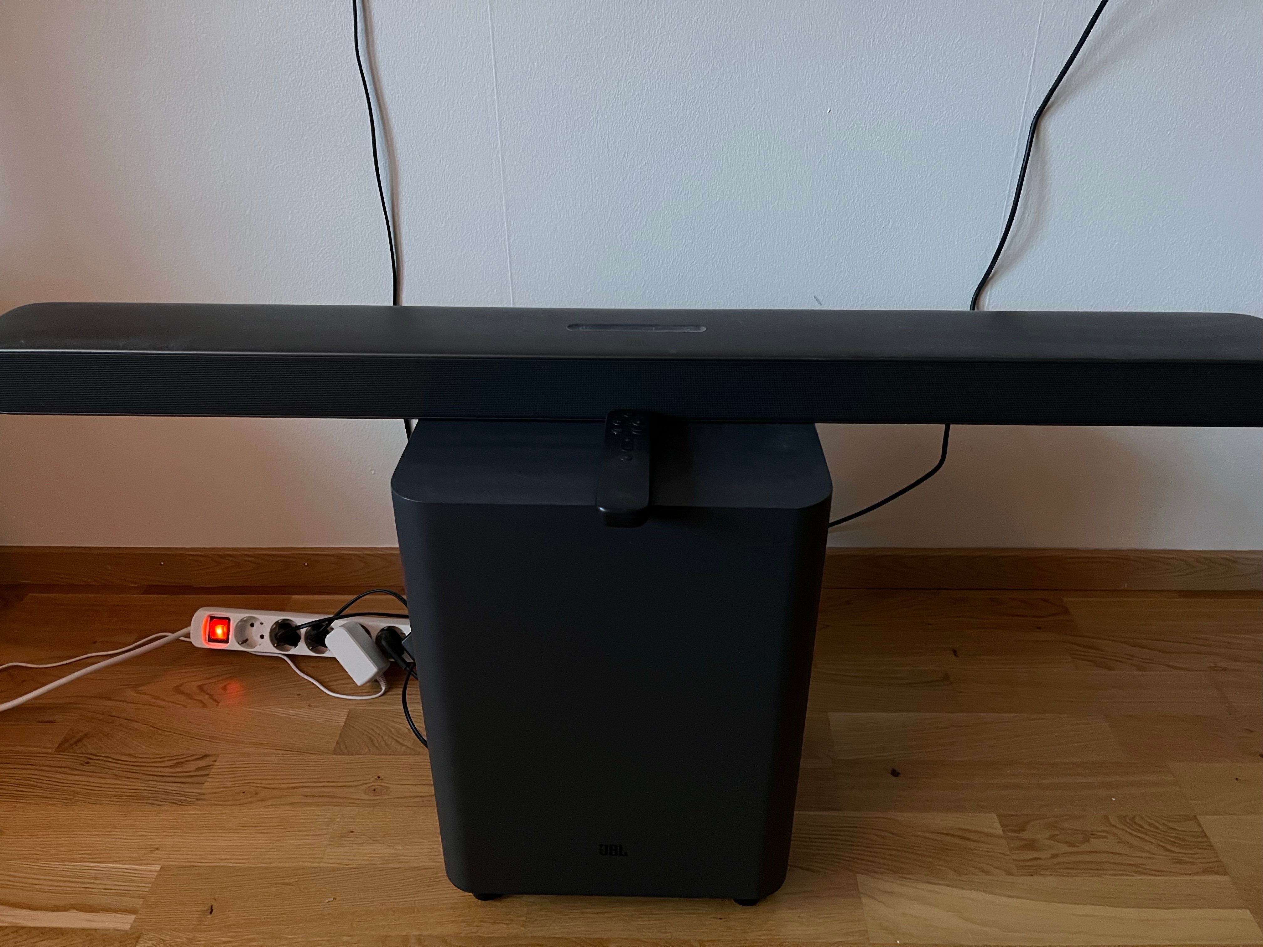 JBL soundbar med baslåda.