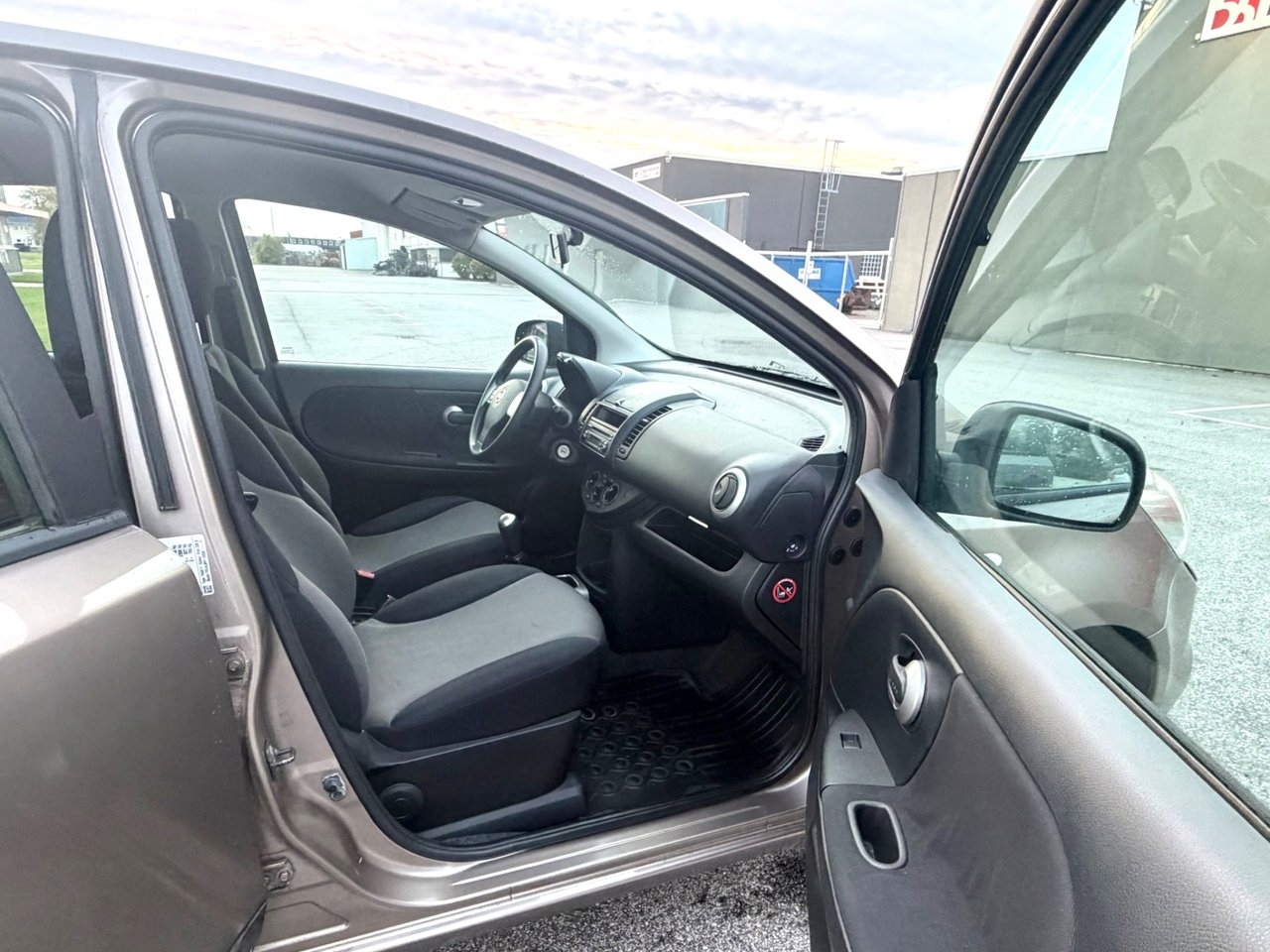 Nissan Note 2011, bild 7/8