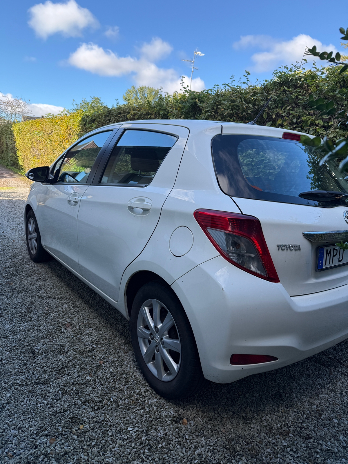 Toyota Yaris 5-dörrar 1.0 VVT-i Manuell 2011, bild 2/5
