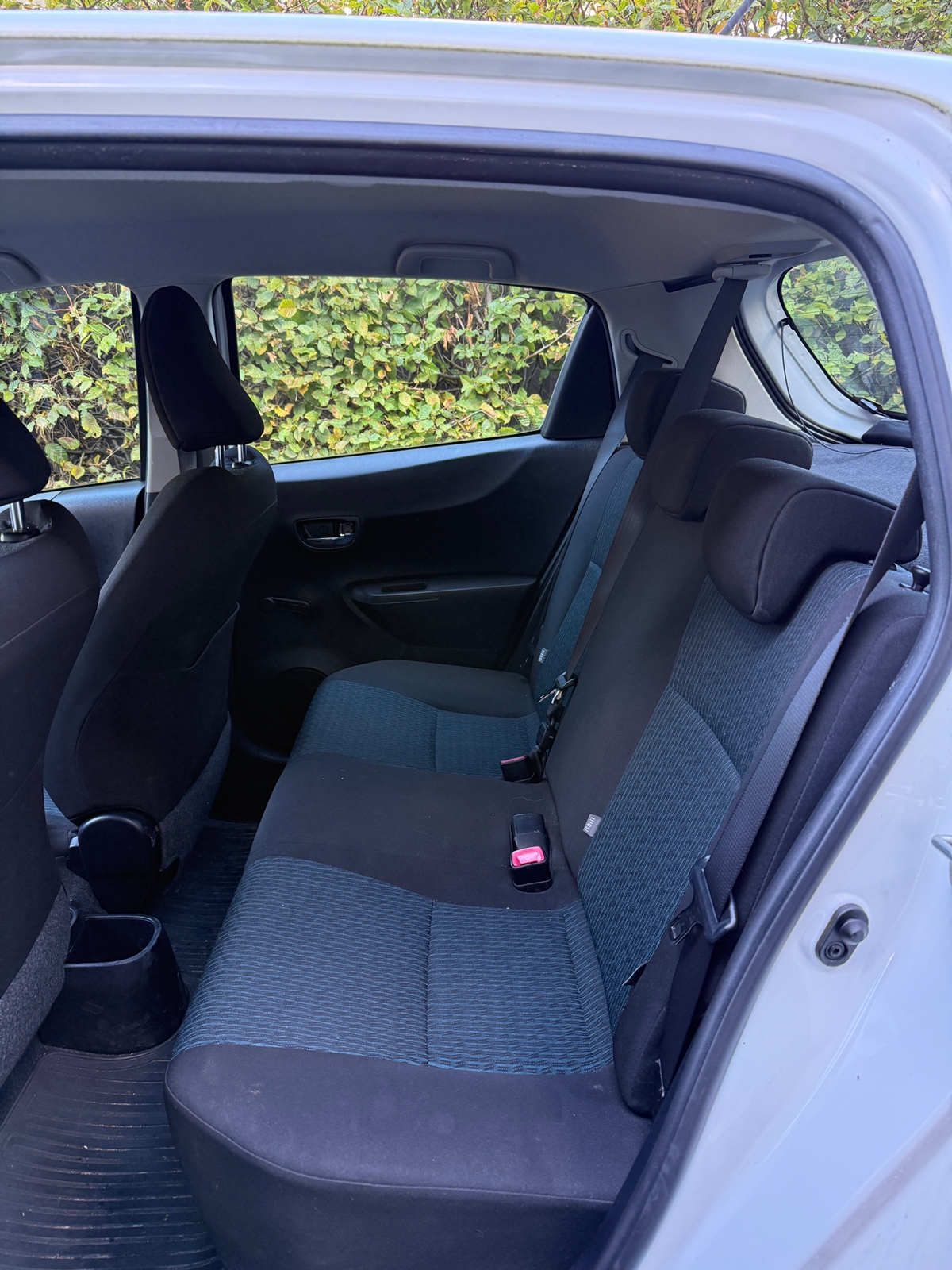 Toyota Yaris 5-dörrar 1.0 VVT-i Manuell 2011, bild 5/5