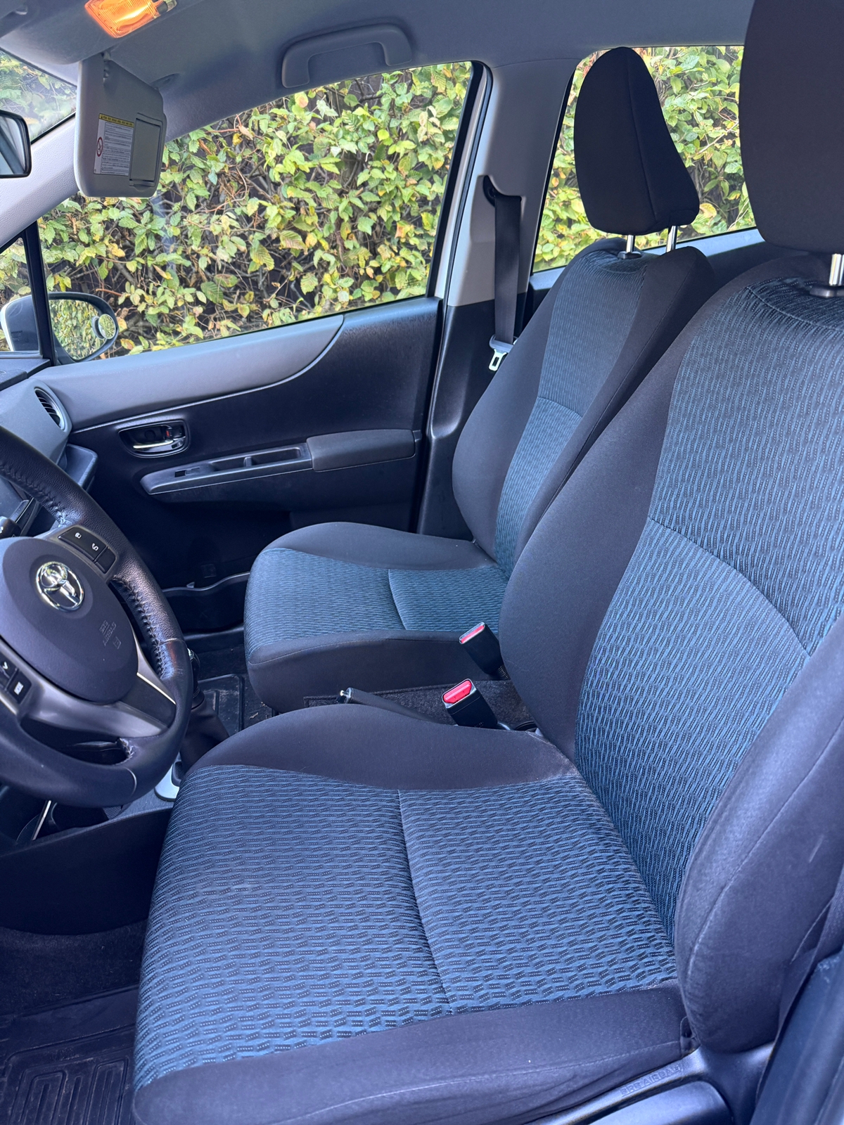 Toyota Yaris 5-dörrar 1.0 VVT-i Manuell 2011, bild 4/5