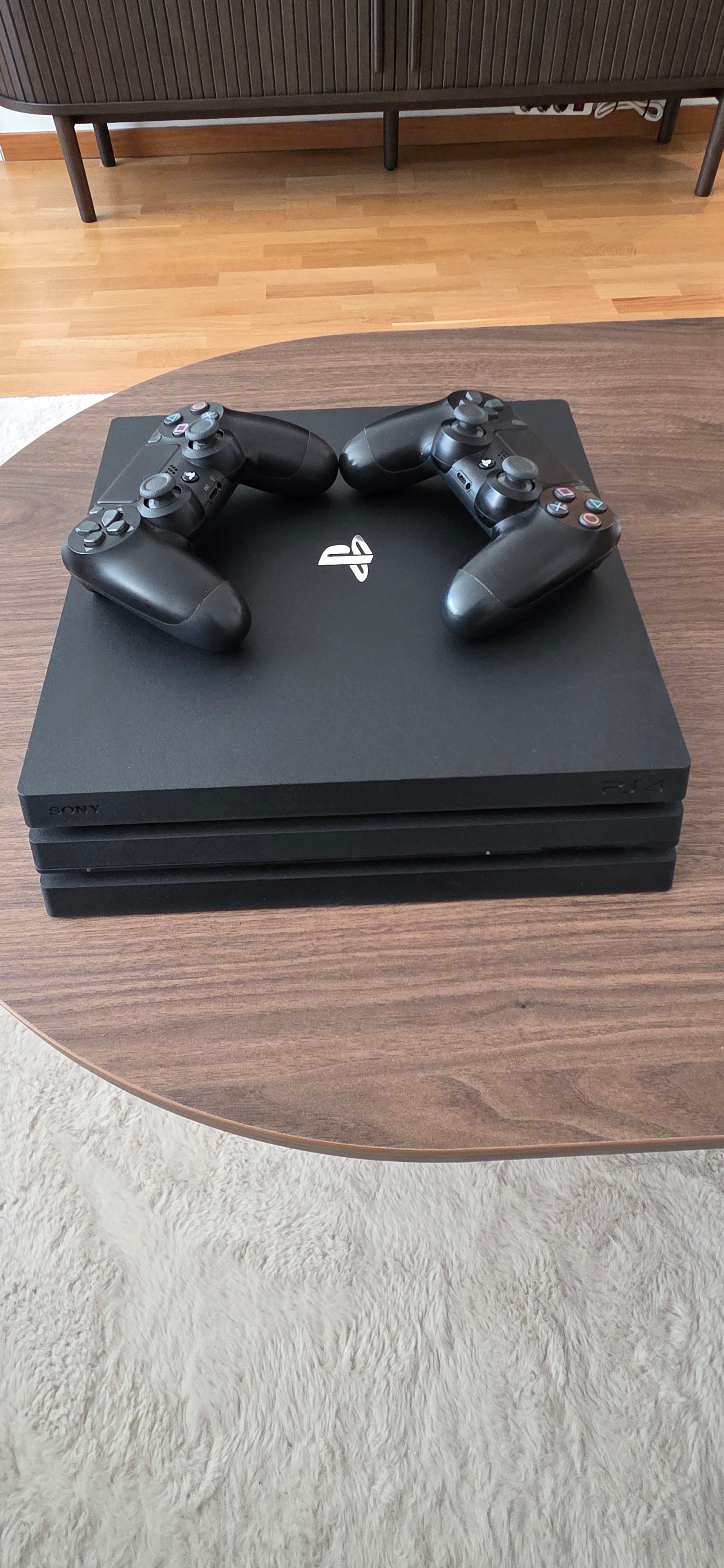 Playstation 4 Pro 1 TB med två kontroller