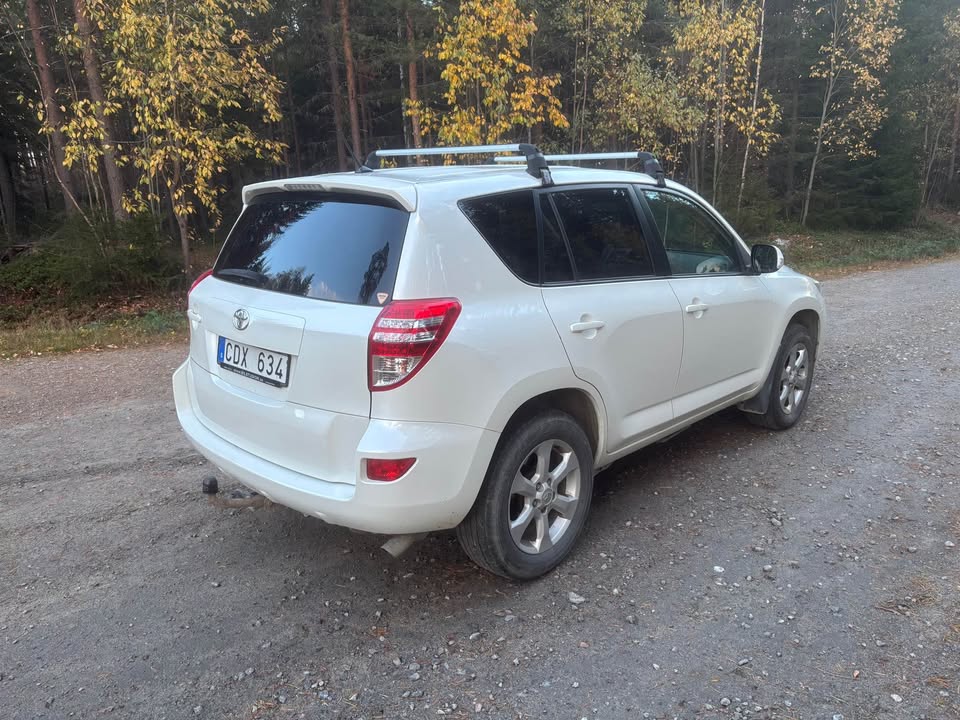 Toyota RAV4 2.2 D-4D 2011, bild 2/10