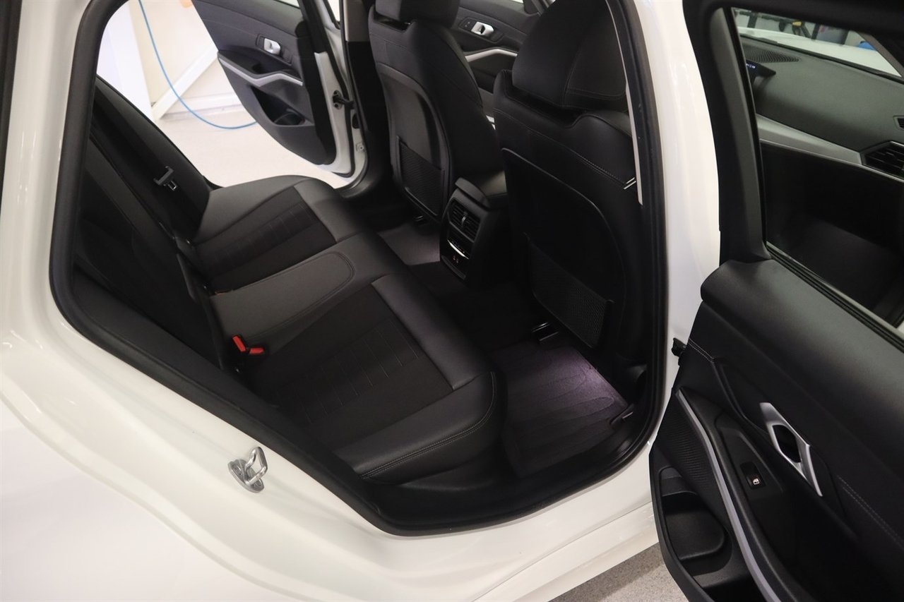 BMW 330e 2023, bild 9/10