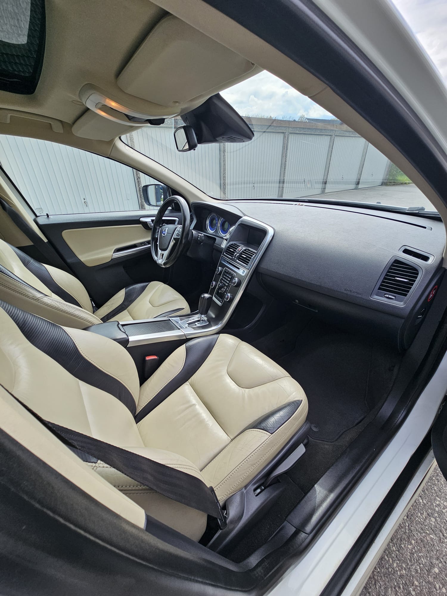 Volvo XC60 D3 R Design 2012, photo 3/10