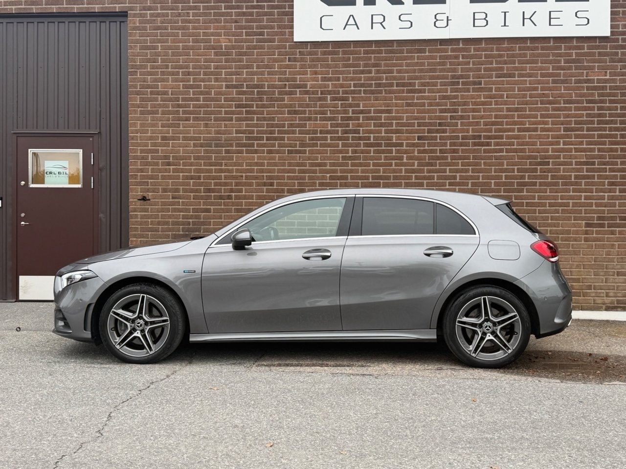 Mercedes-Benz A 250 e 8G-DCT AMG 2021, bild 2/10