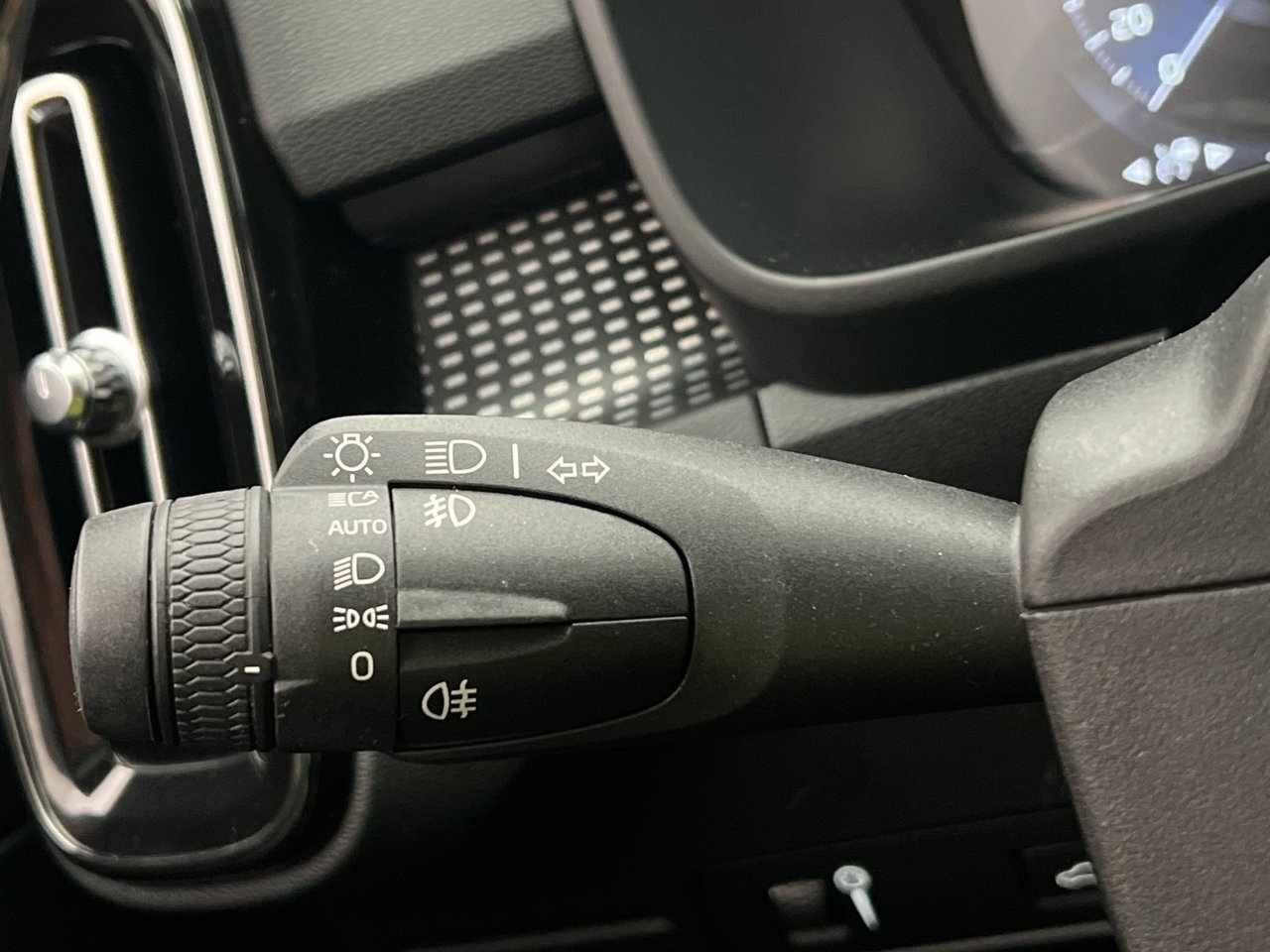 Volvo XC40 T3 R Design 2020, kuva 33/34
