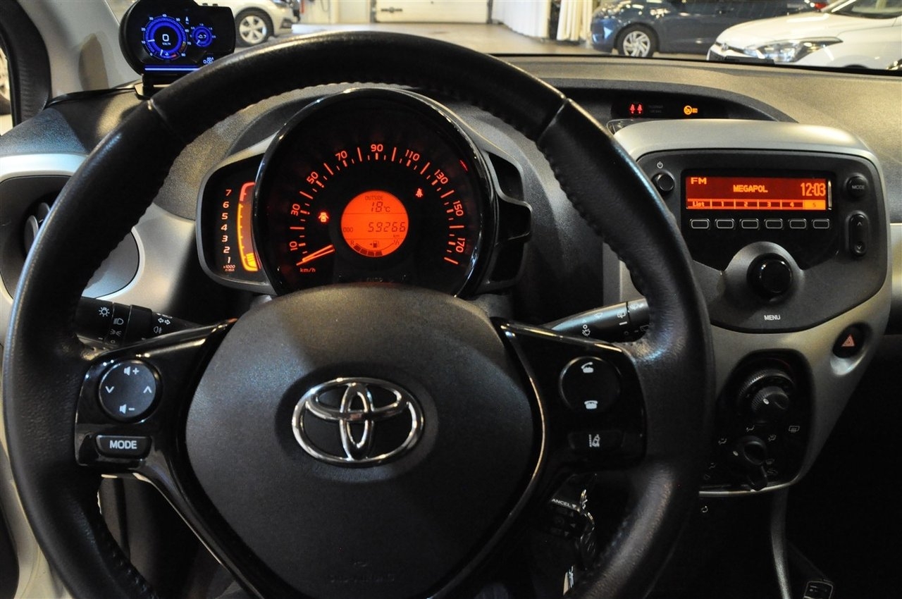 Toyota Aygo X-Play Touch 2016, photo 8/9