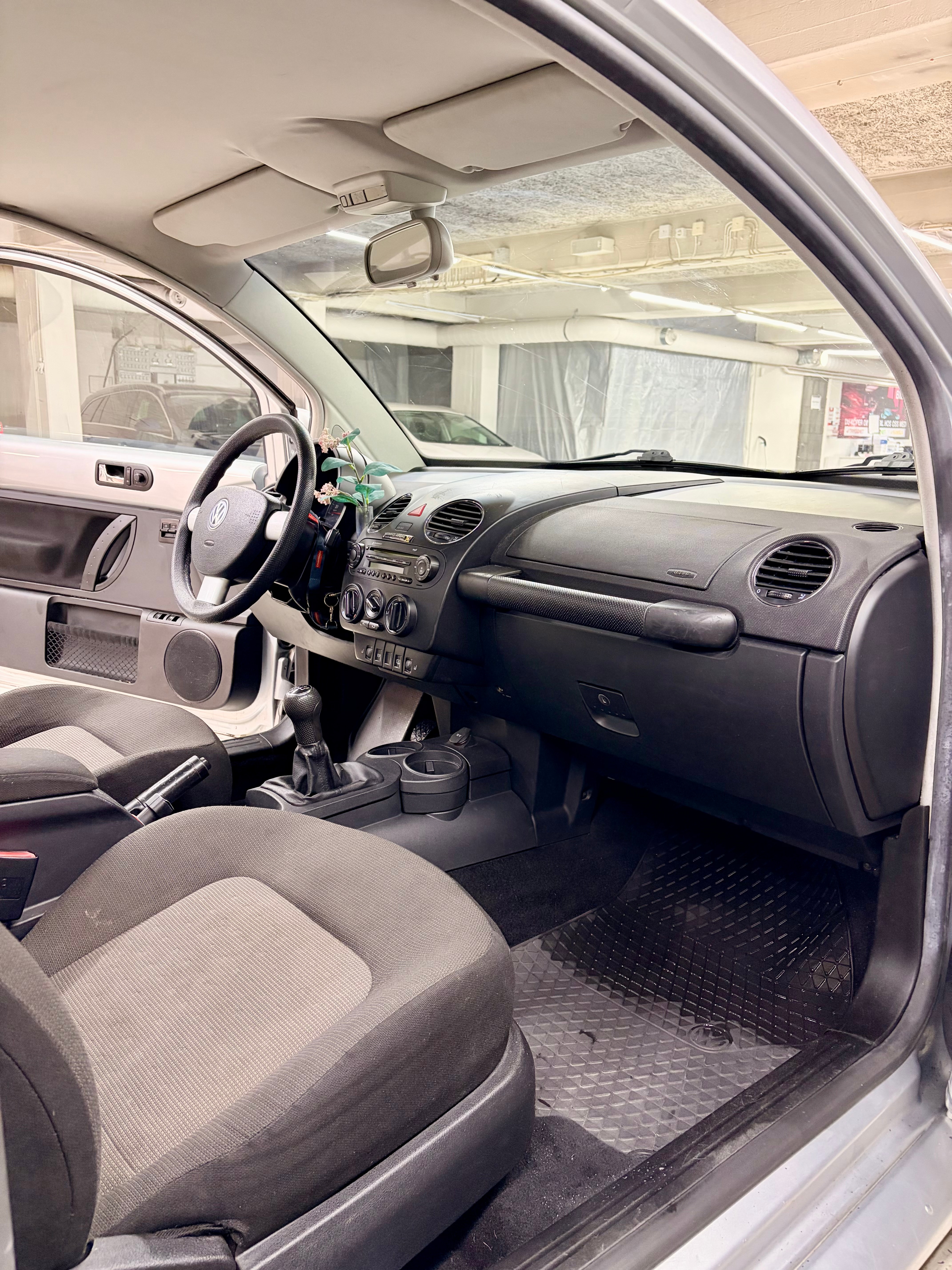 Volkswagen New Beetle 1.6 Manuell 2006, bild 4/6