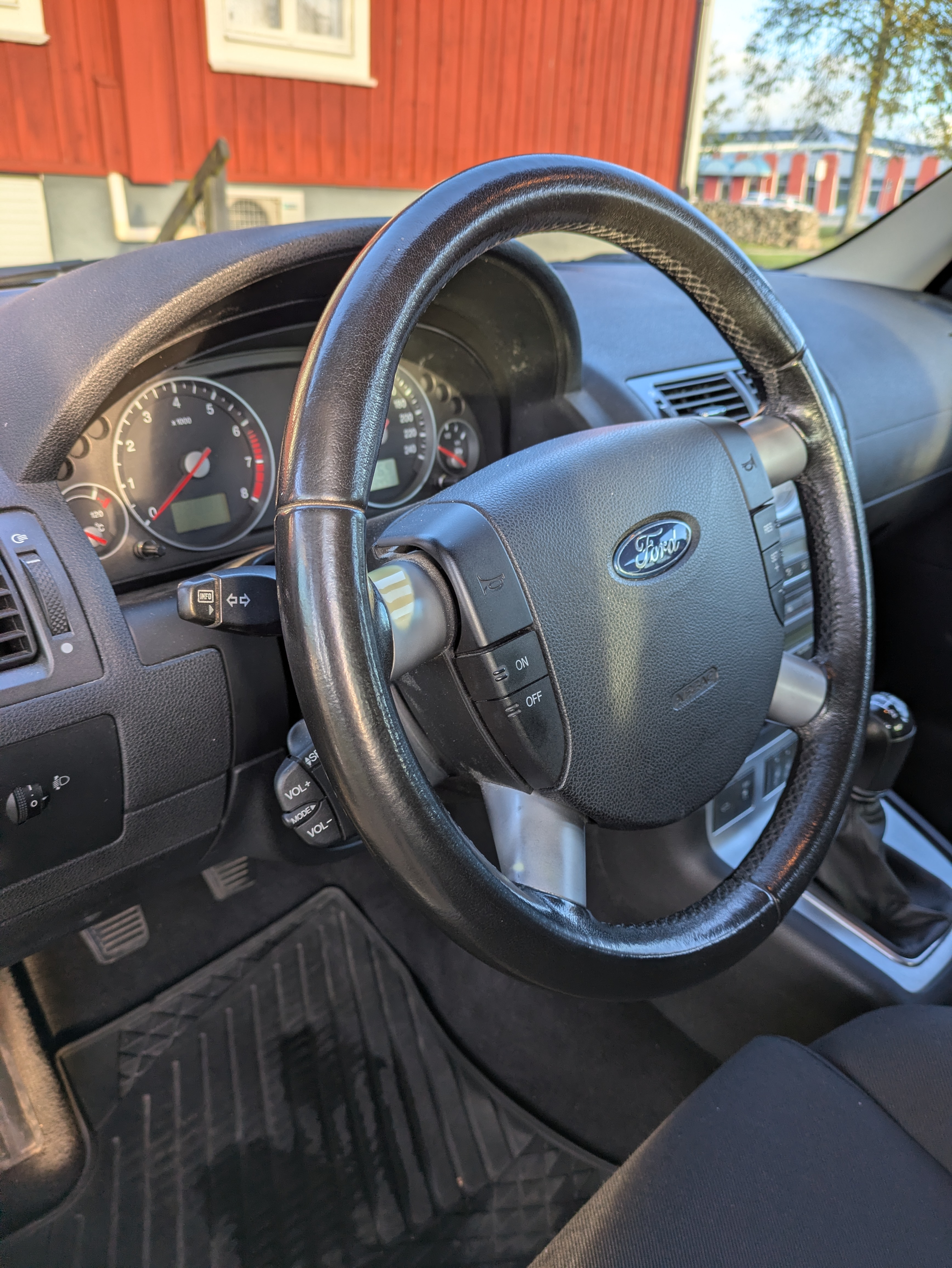 Ford Mondeo Halvkombi 2.0 Manuell 2005, bild 8/8
