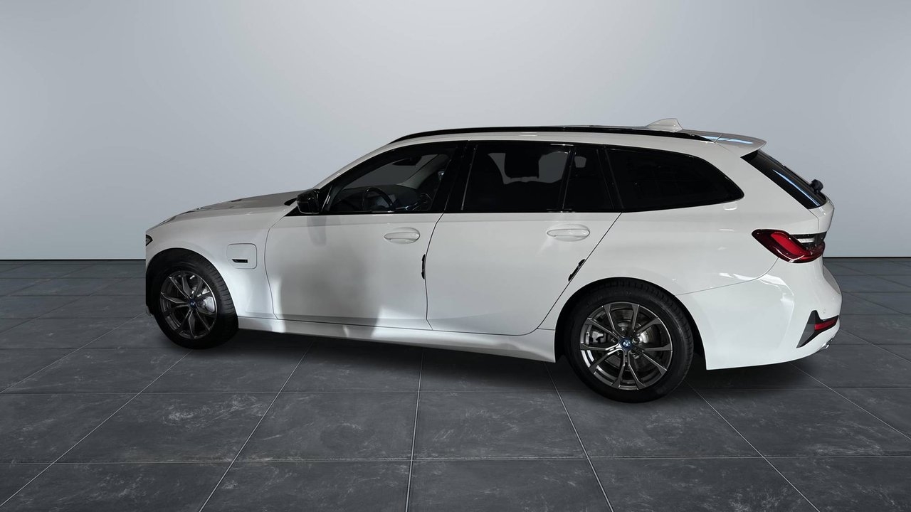 BMW 330e 2022, photo 4/10