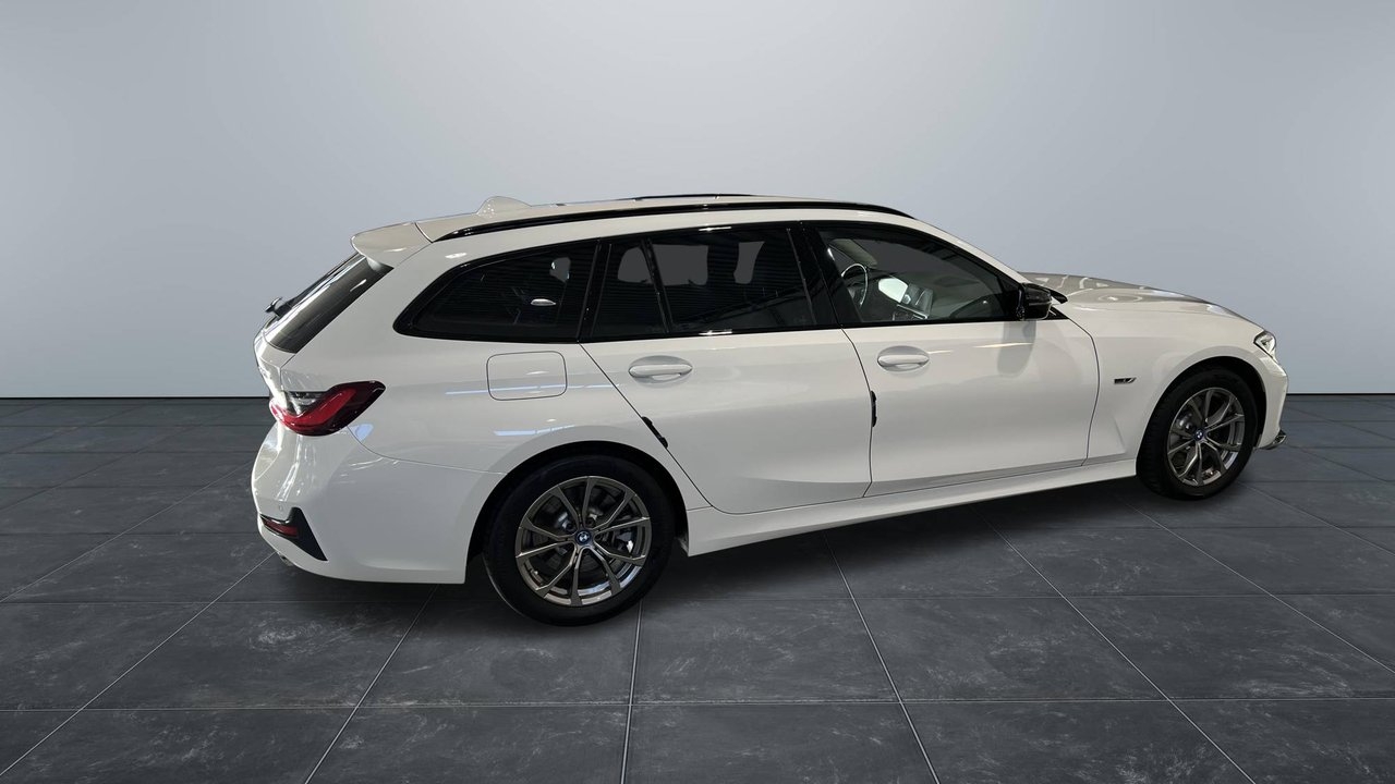 BMW 330e 2022, photo 5/10