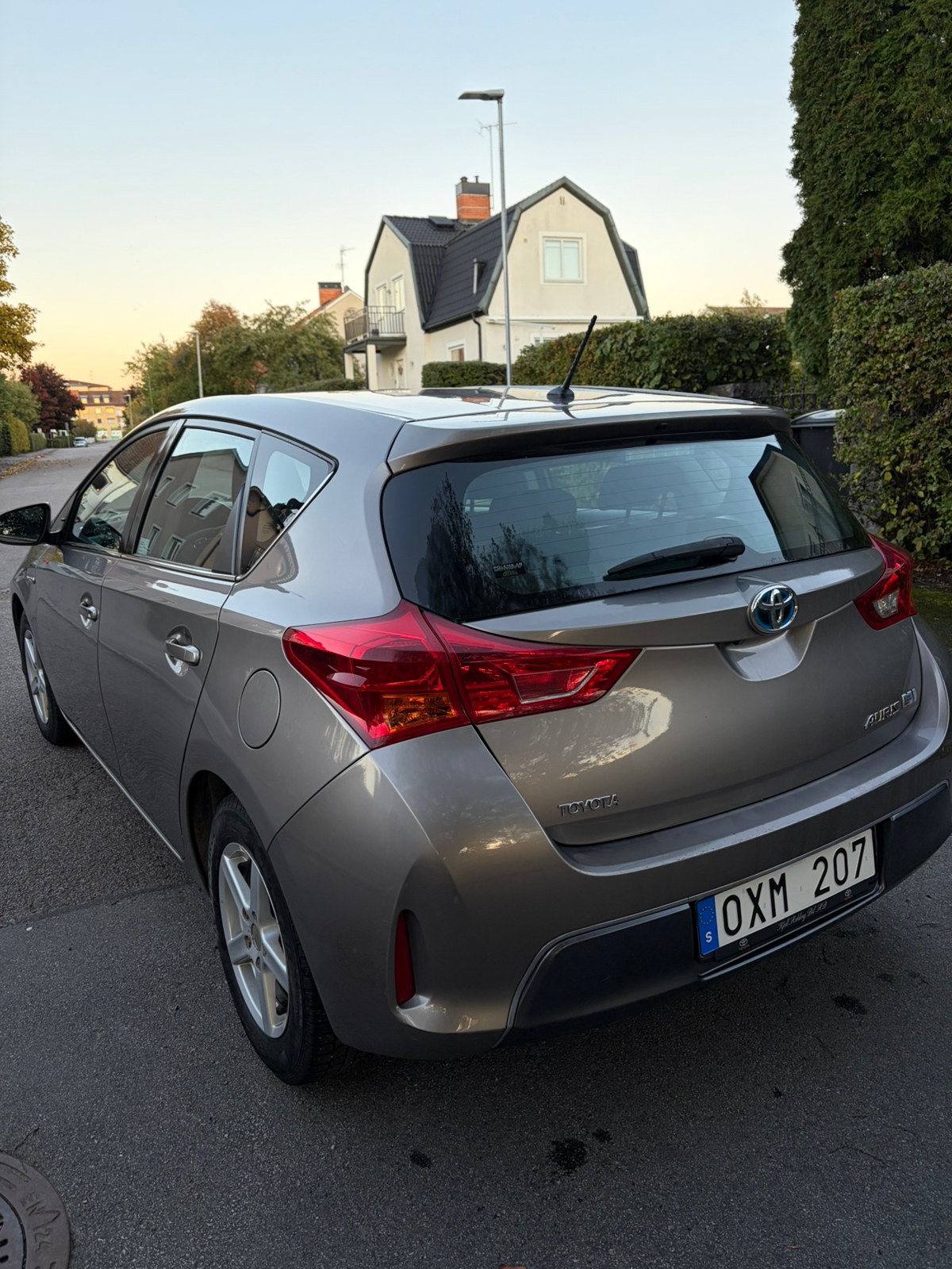 Toyota Auris Hybrid e-CVT 2013, bild 2/7