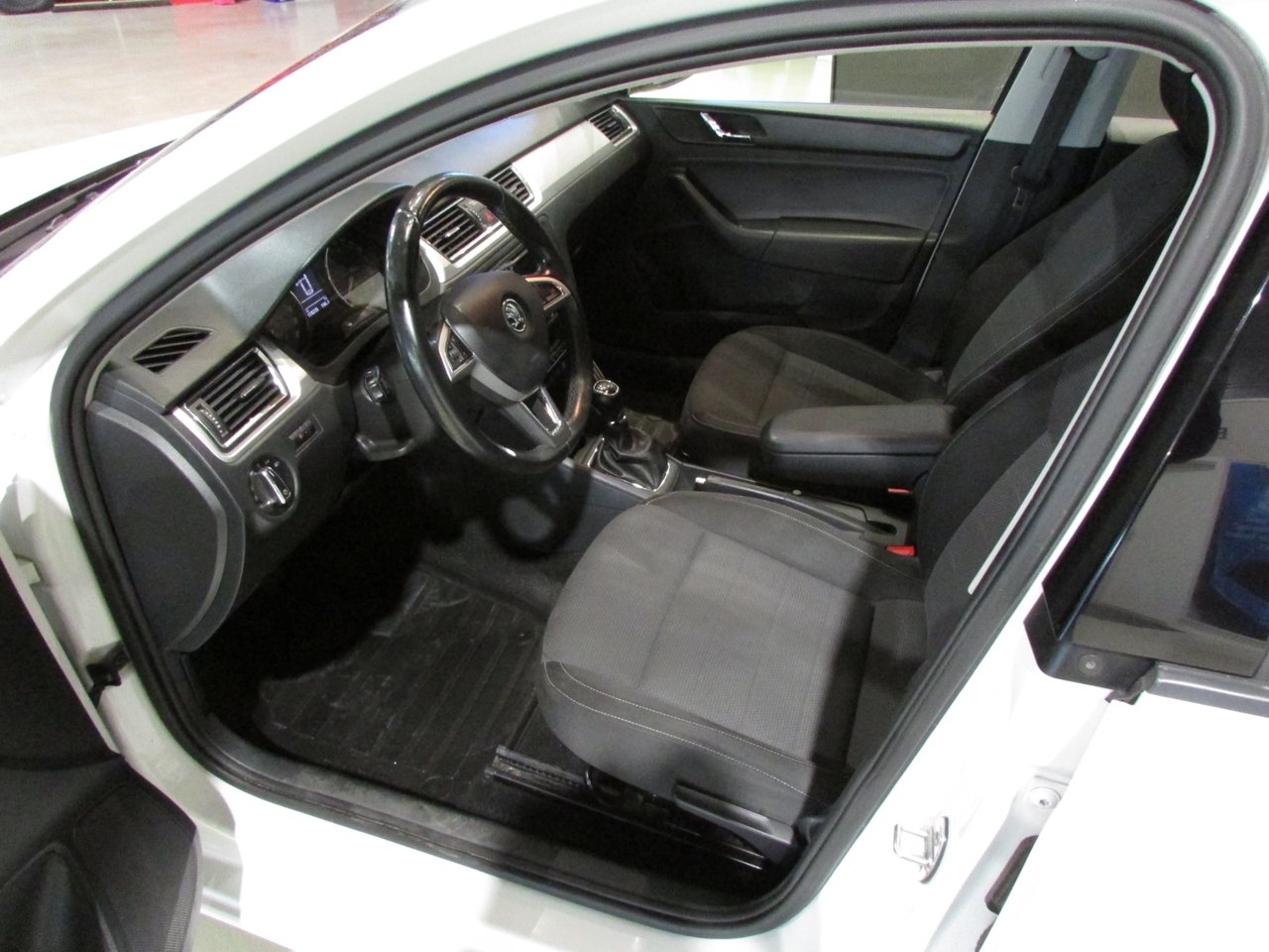Skoda Rapid 2015, bild 9/10