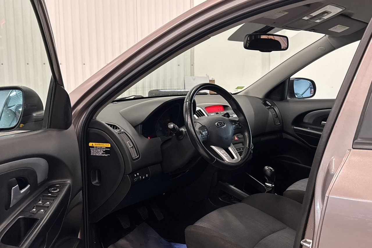 Kia Ceed cee'd_sw 1.6 CRDi ECO 2011, bild 6/10