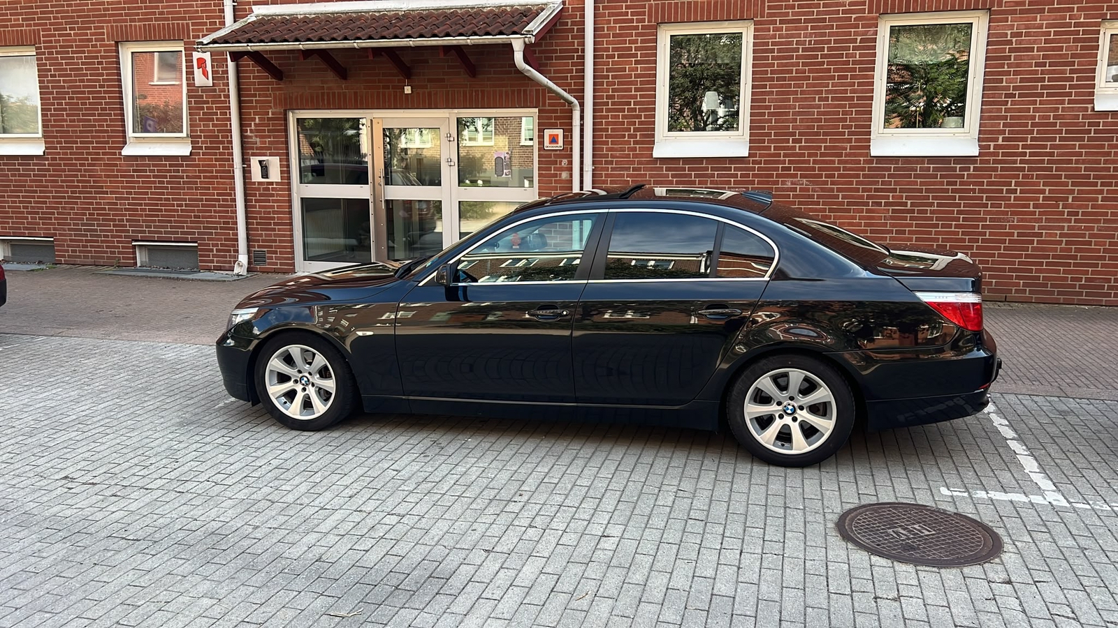BMW 525i 2009, bild 2/6