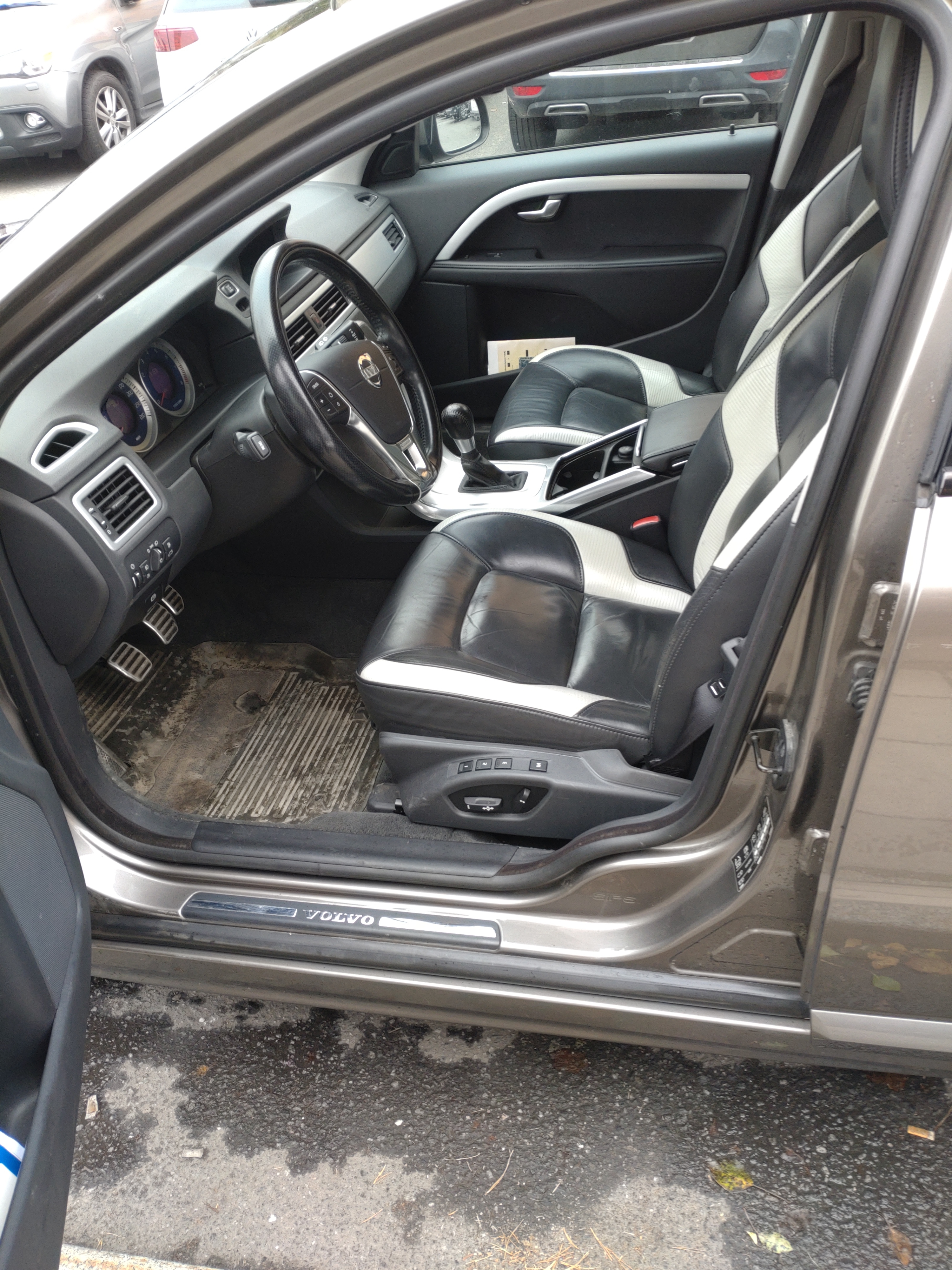 Volvo V70 T4 Momentum R Design 2012, bild 6/7