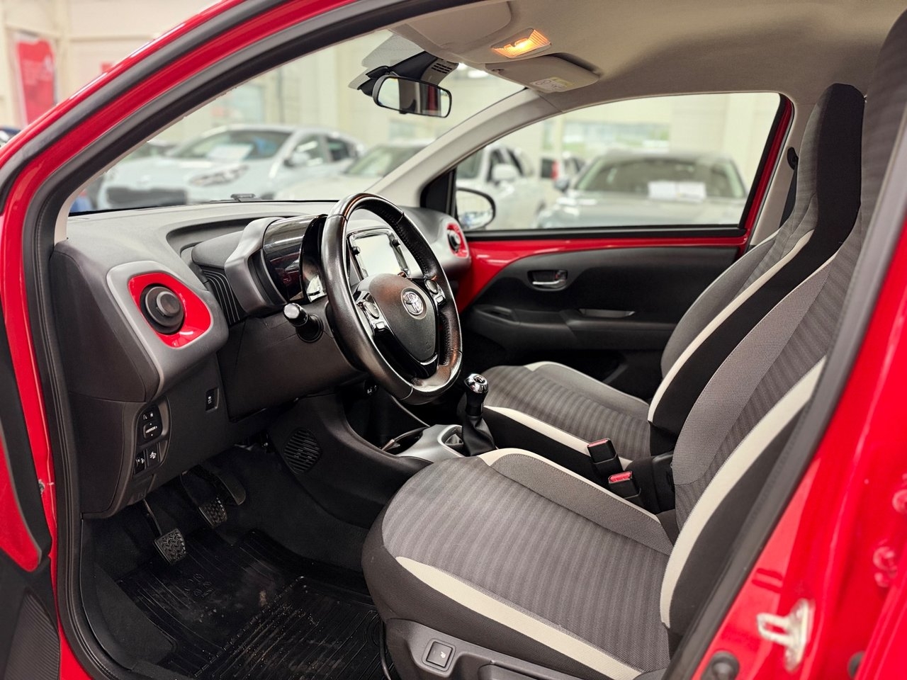 Toyota Aygo X-Play 2018, bild 7/10
