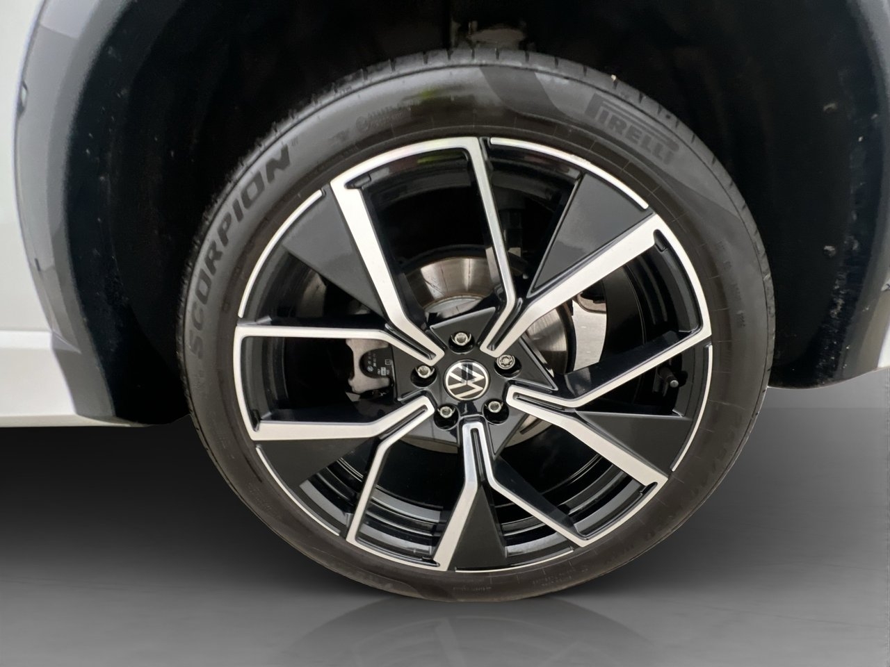 Volkswagen Tiguan 2.0 TDI SCR R-Line 2025, bild 37/38