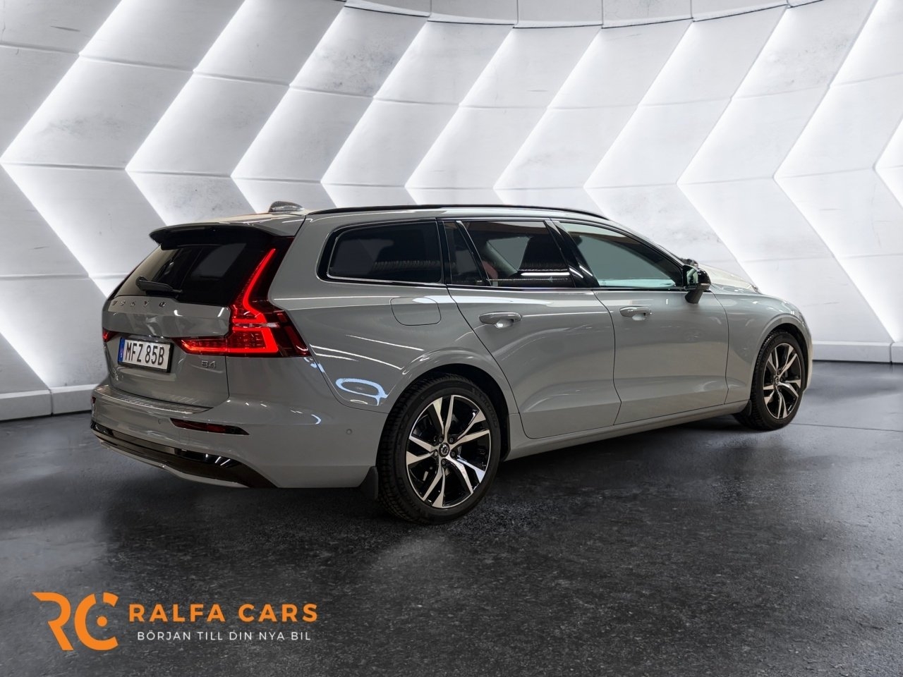 Volvo V60 B4 Plus Dark 2024, kuva 6/10