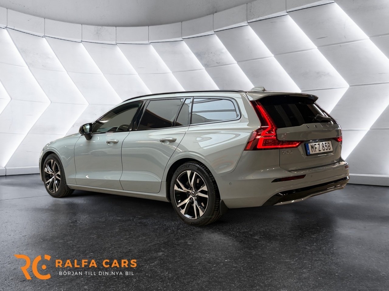 Volvo V60 B4 Plus Dark 2024, kuva 3/10