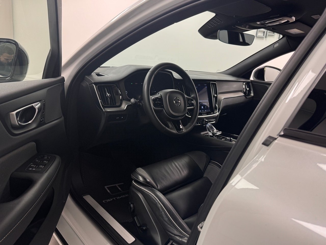 Volvo V60 T6 R Design Plus Dark Edition 2023, bild 5/10