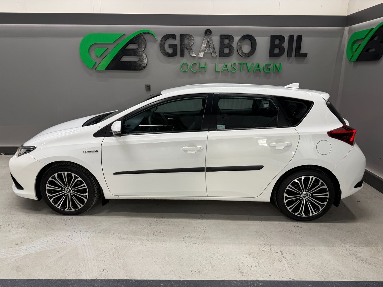 Toyota Auris 1.8 Hybrid Life 2016, photo 2/10