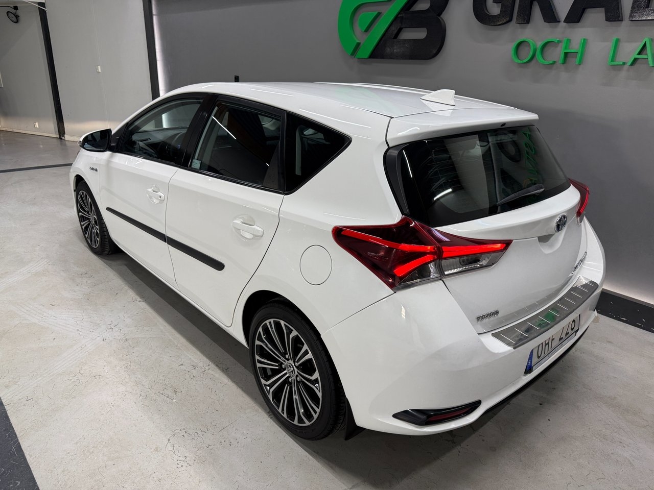 Toyota Auris 1.8 Hybrid Life 2016, photo 3/10