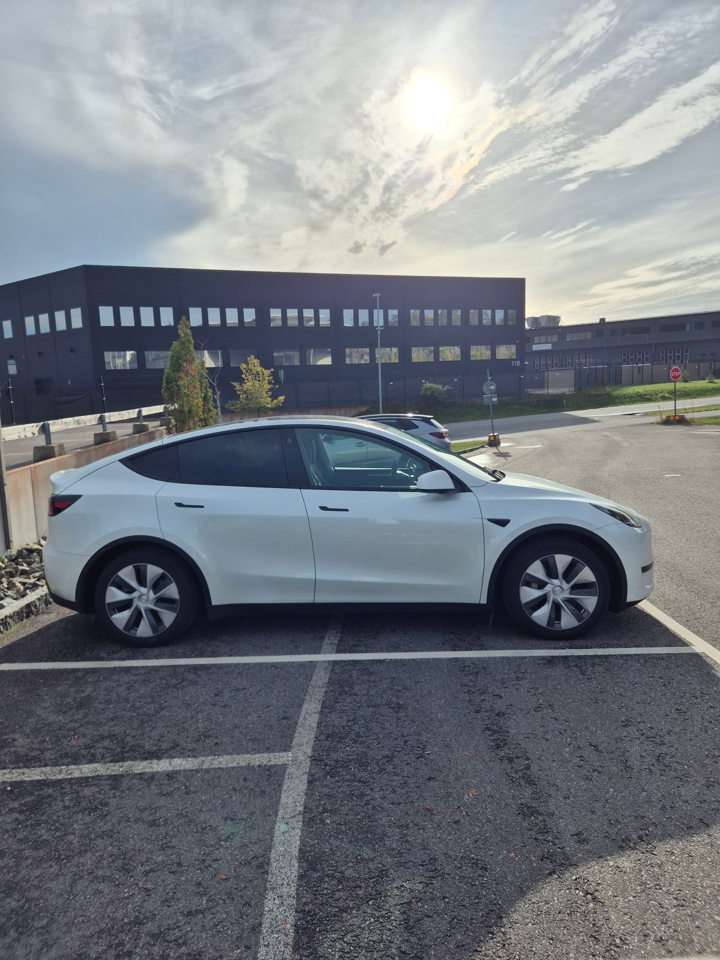 Tesla Model Y 2024, bild 2/2