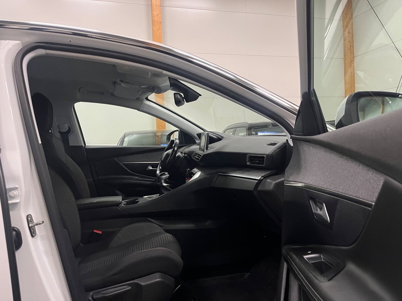 Peugeot 3008 1.2 PureTech 130 Active 2018, kuva 9/10