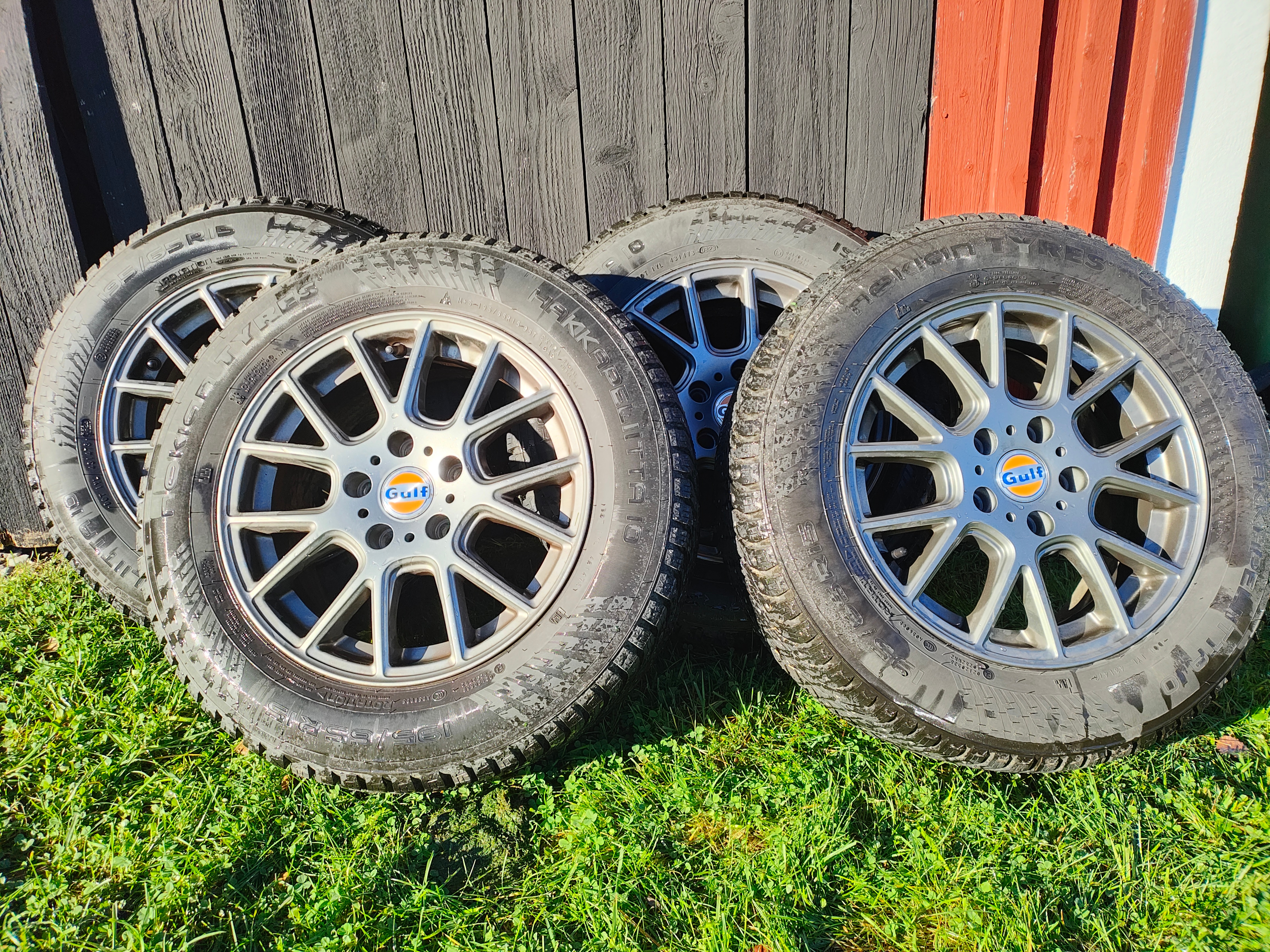 Vinterdäck Nokian Hakkapeliitta 10 och fälgar till Saab 9-3
