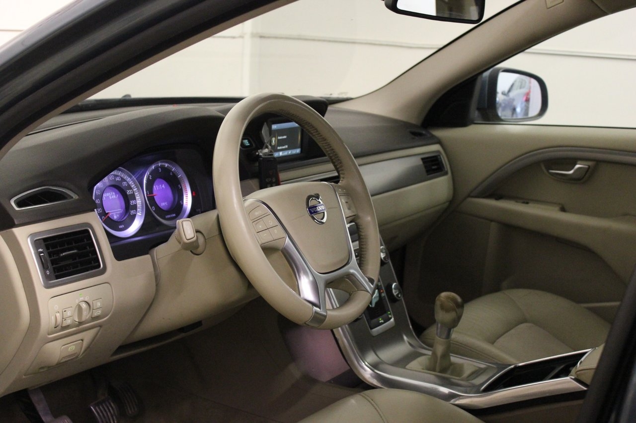 Volvo V70 Momentum 2012, photo 9/10