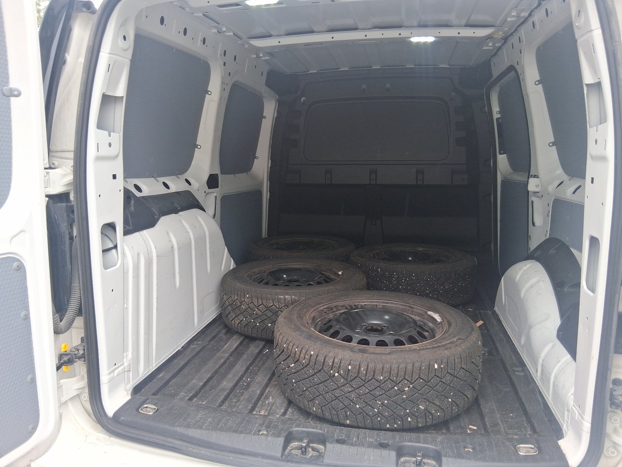Volkswagen Caddy Maxi 2.0 TDI SCR 2023, photo 4/5