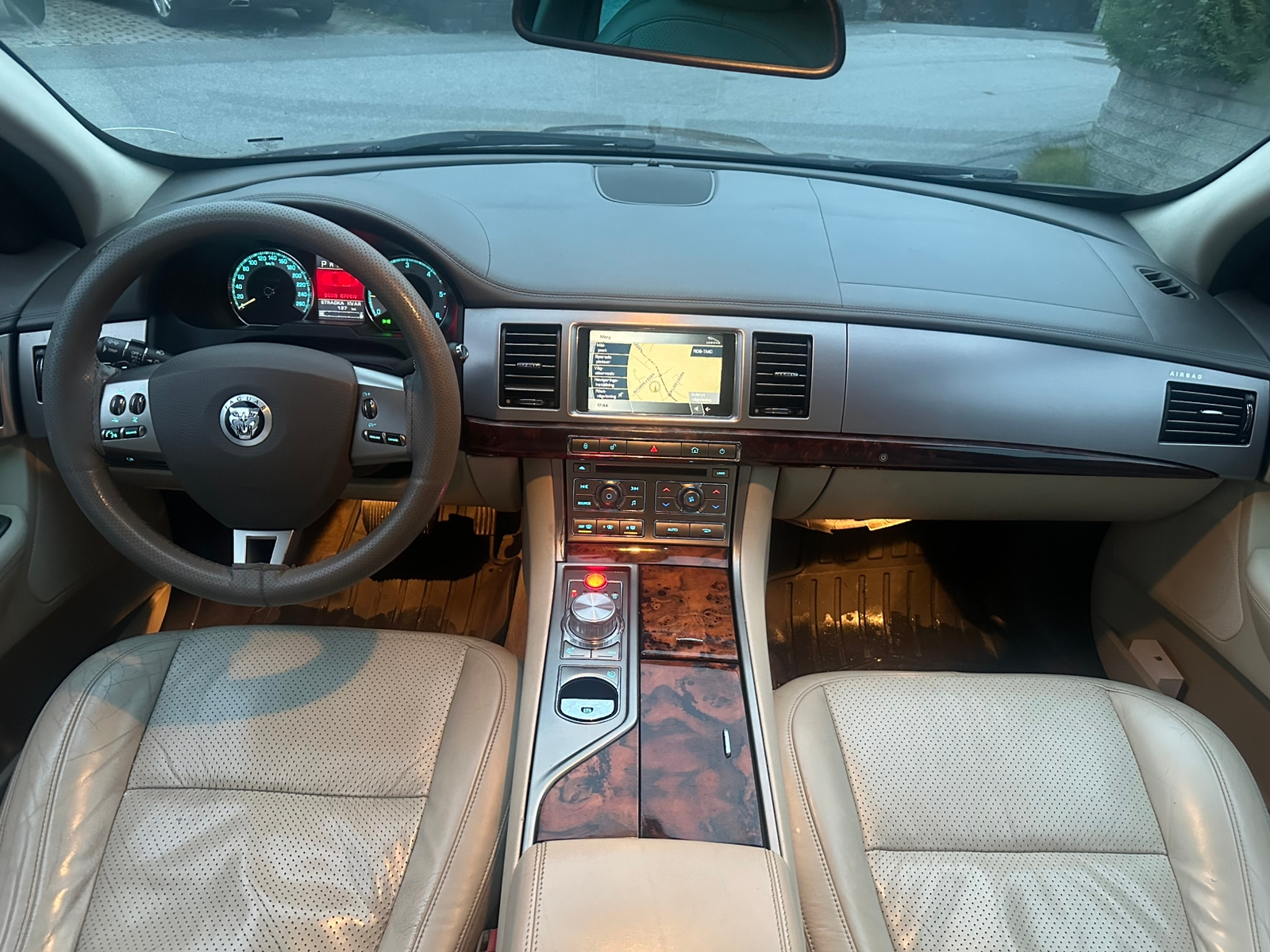 Jaguar XF 2.7 V6 Diesel 2009, bild 2/14