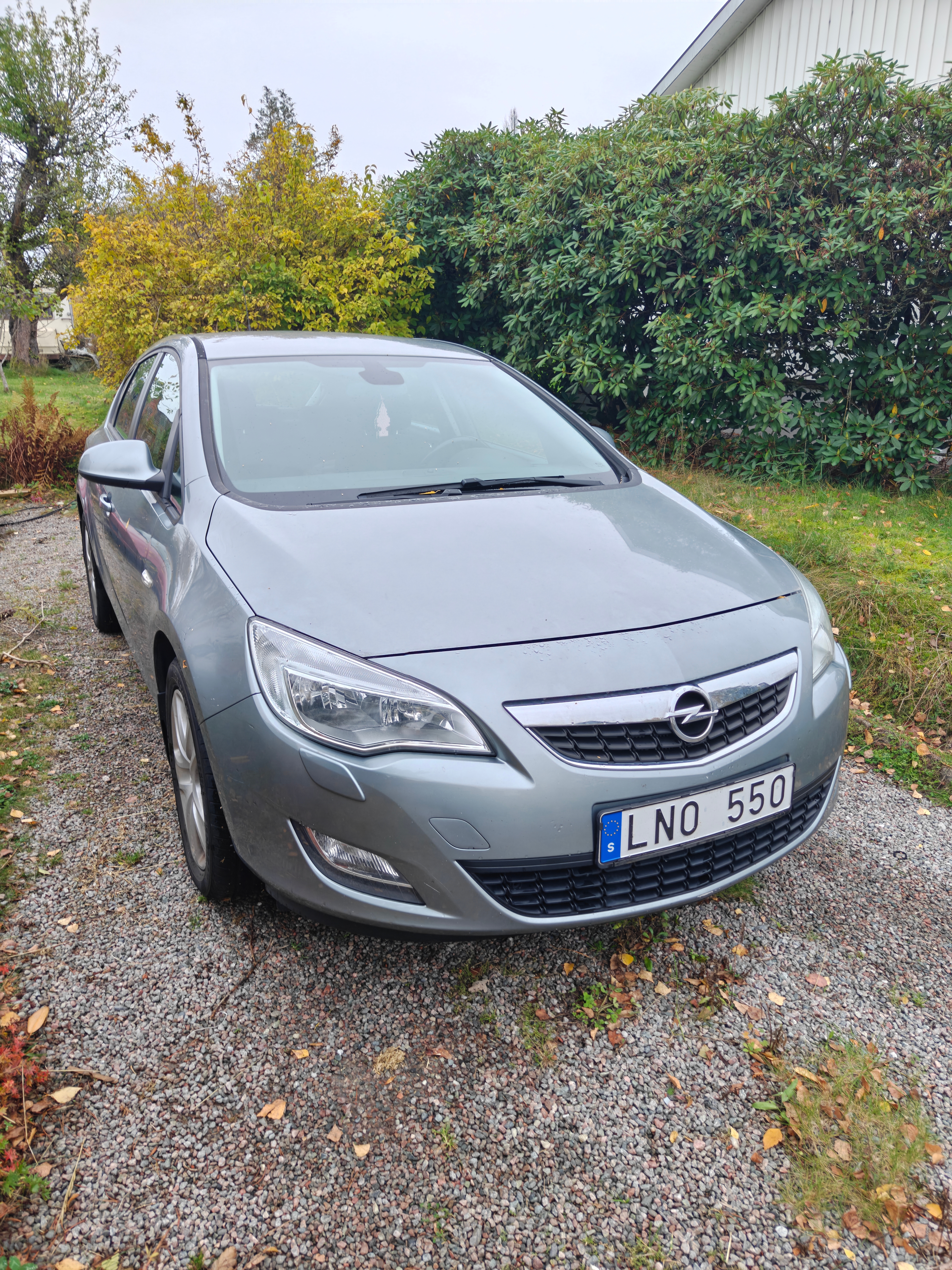 Opel Astra 1.4 Turbo 2010, bild 2/6