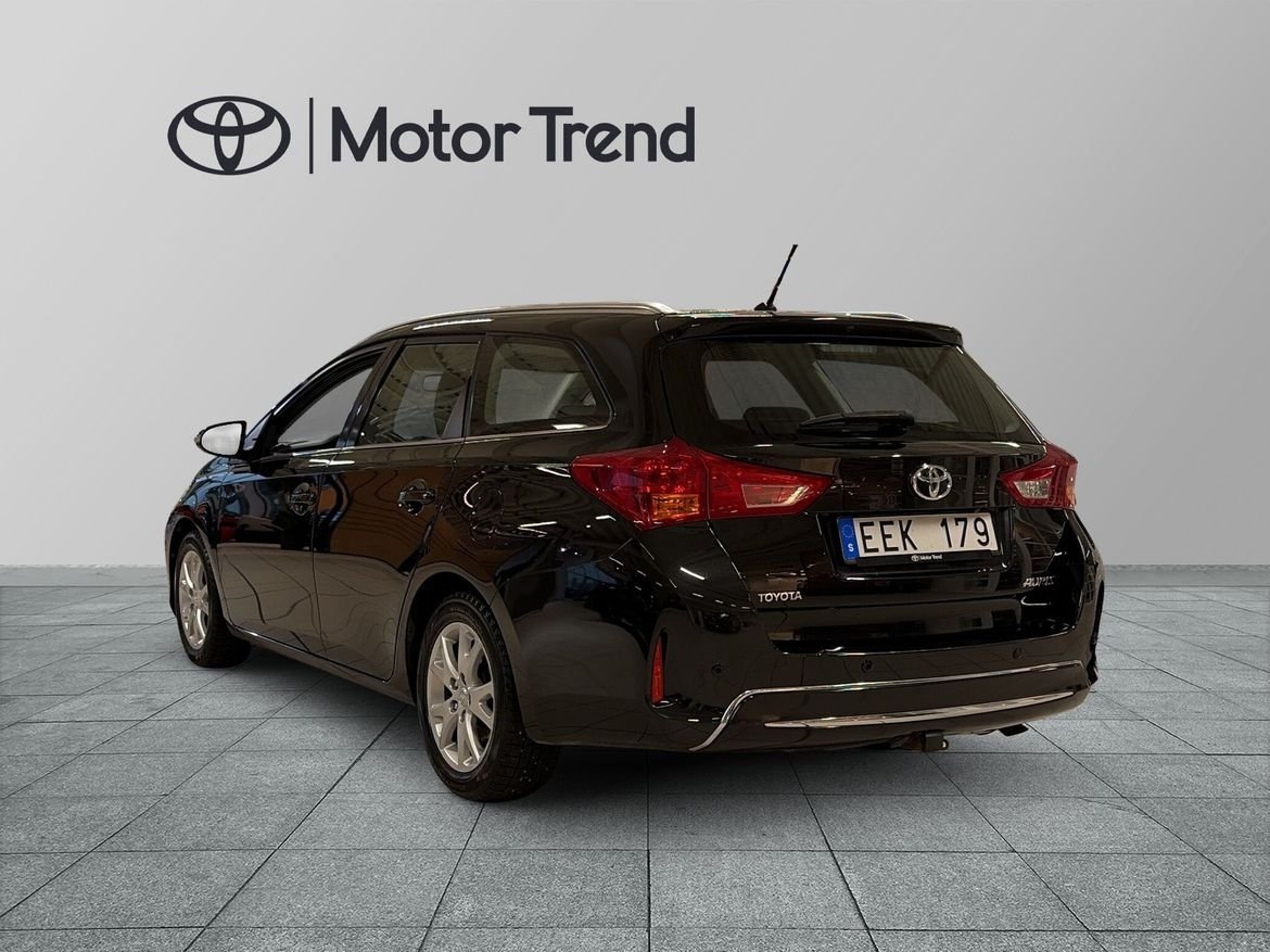 Toyota Auris 1.6 Executive 2014, bild 2/10