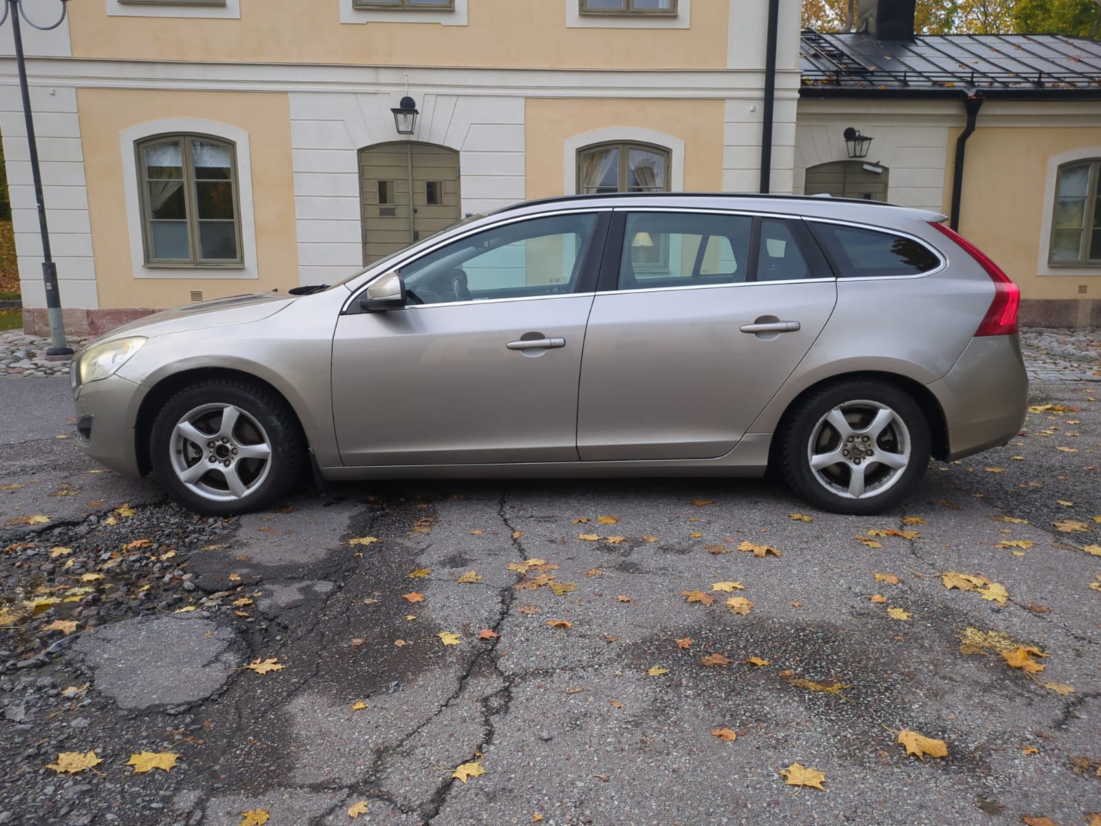 Volvo V60 D3 Momentum 2011, kuva 2/10