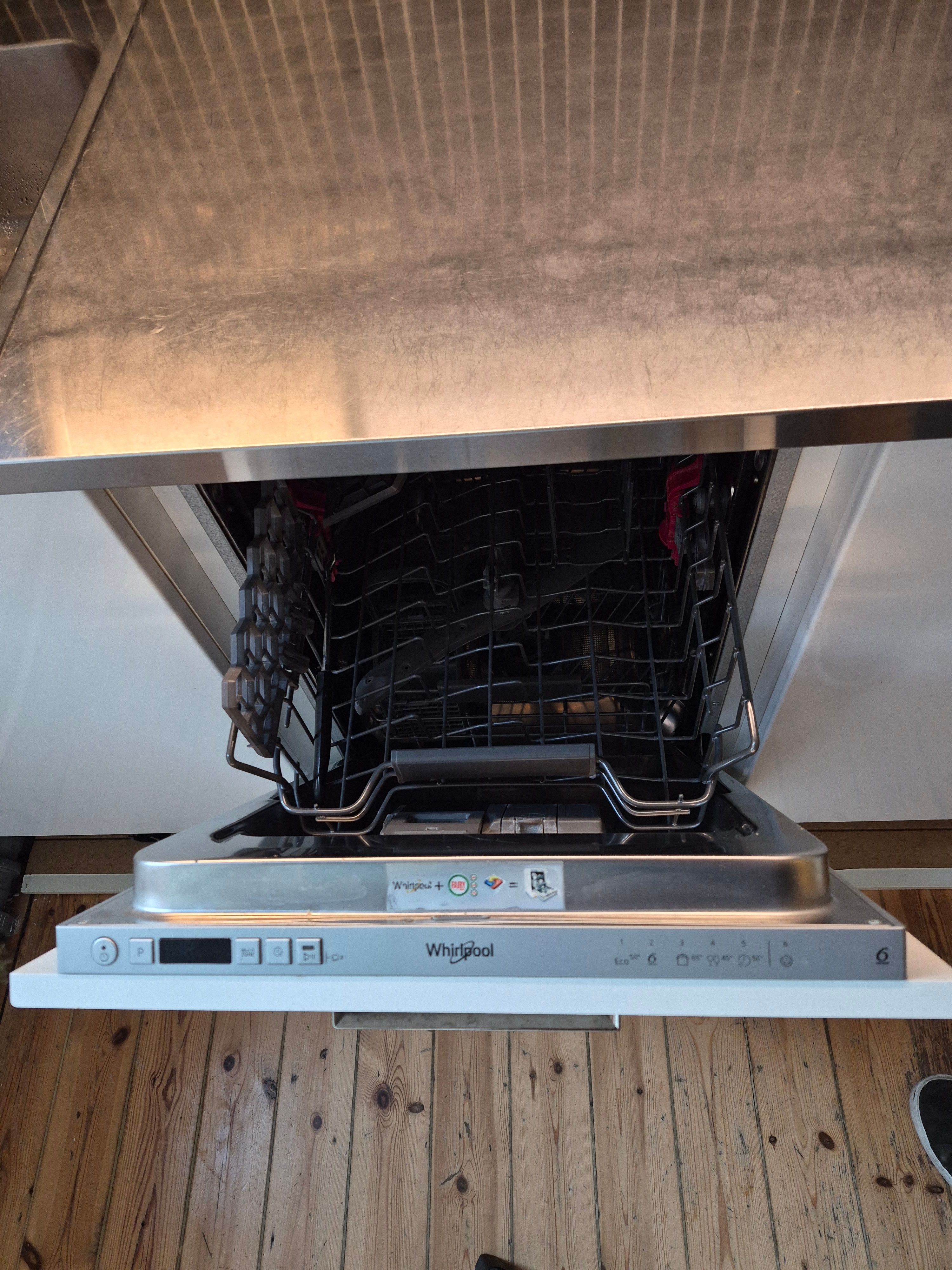 Integrerad diskmaskin (45cm) från Whirlpool i fint skick