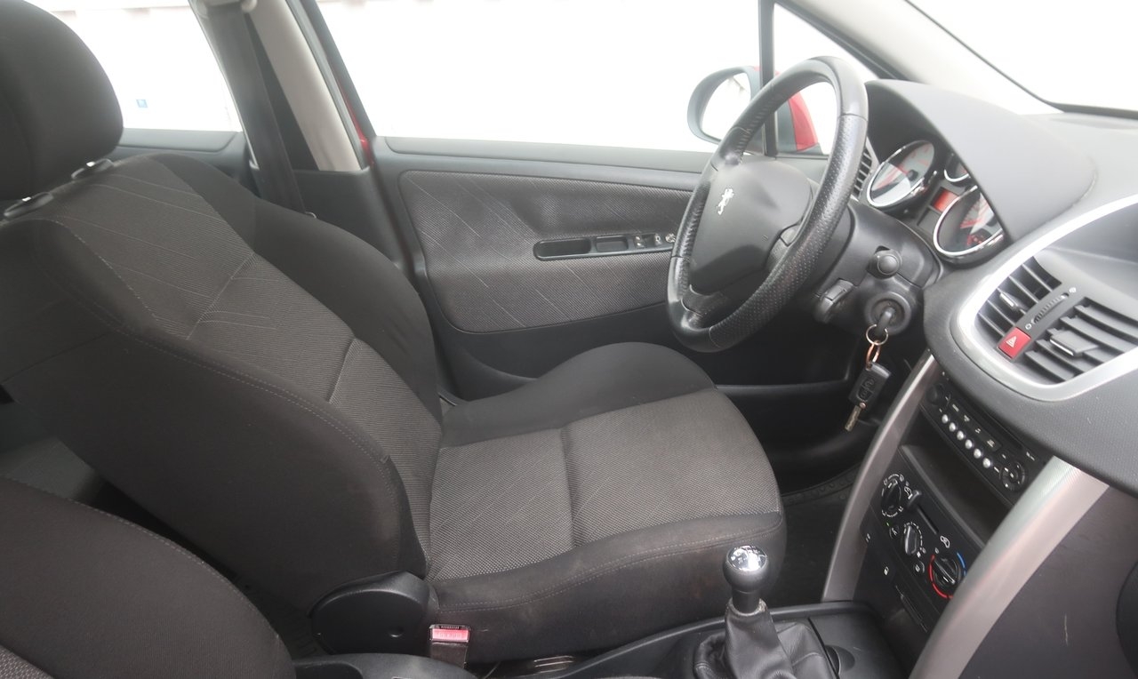 Peugeot 207 120 VTi 2008, photo 7/10