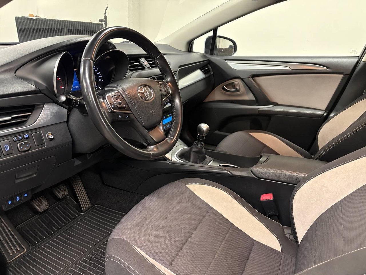 Toyota Avensis 2.0 D-4D Active Plus 2016, photo 5/10