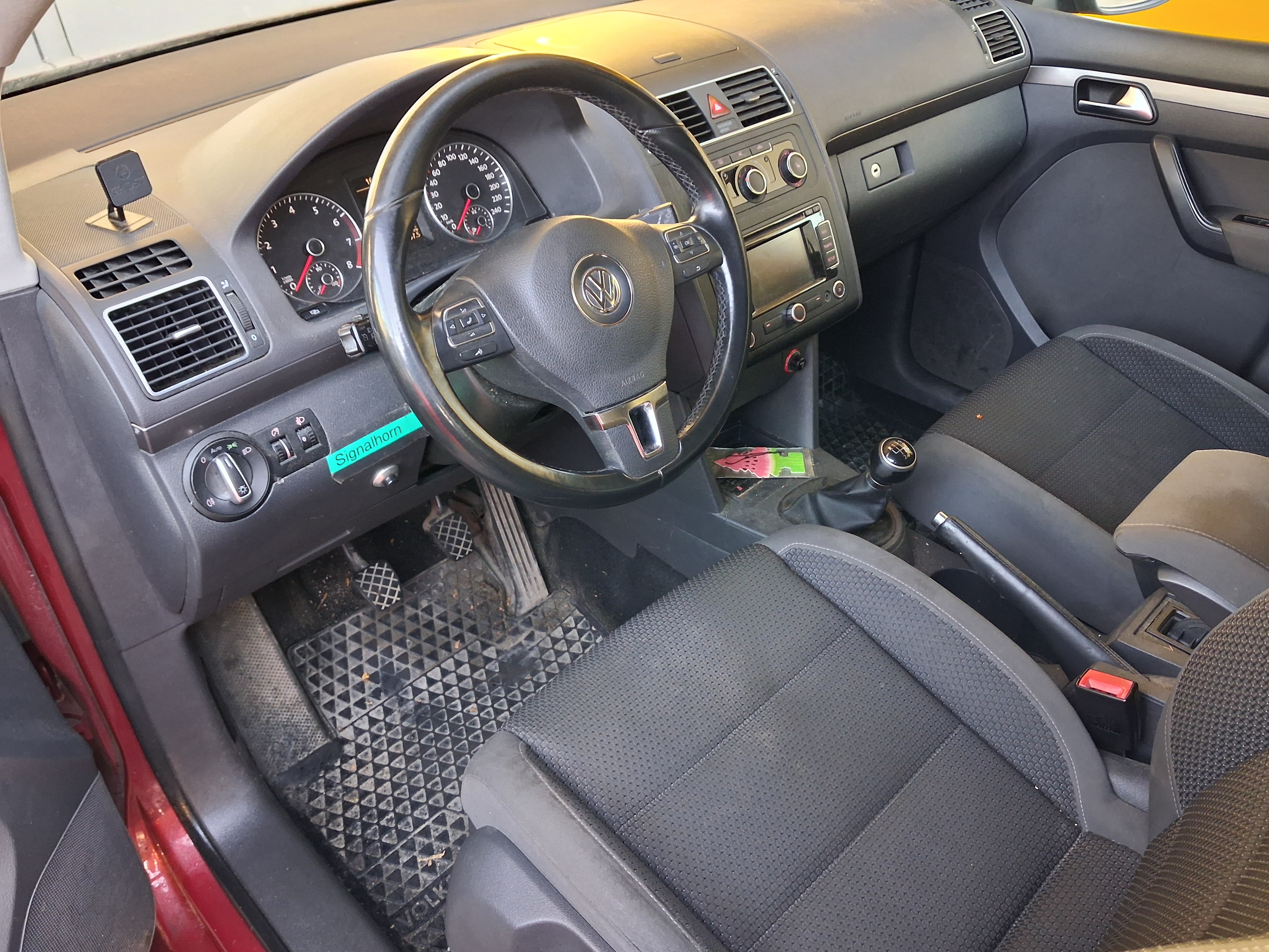 Volkswagen Touran 2011, kuva 5/6